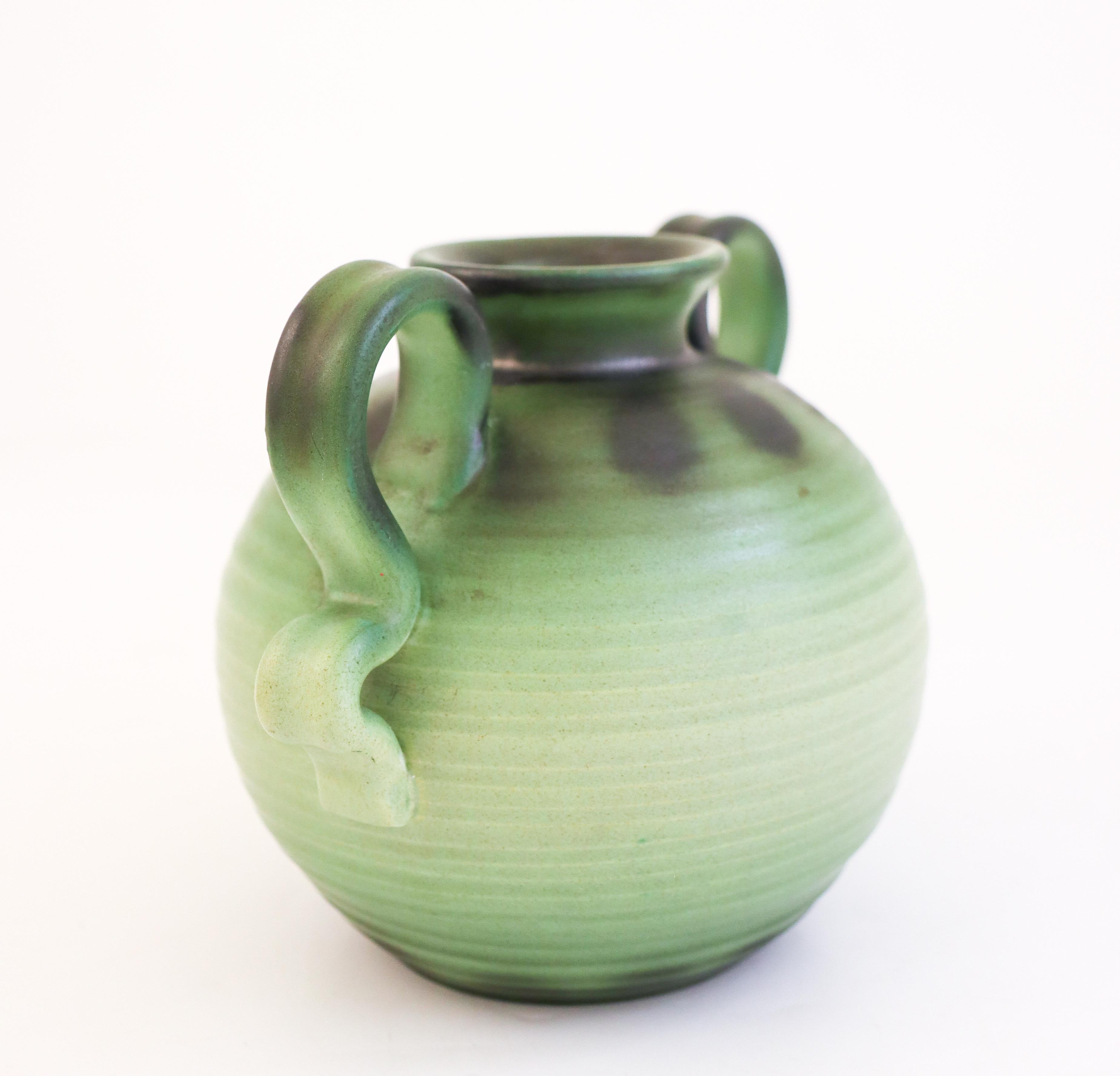 Vaso in ceramica verde con manici Eva Jancke-Björk - Bo Fajans 1940s In condizioni ottime in vendita a Stockholm, SE