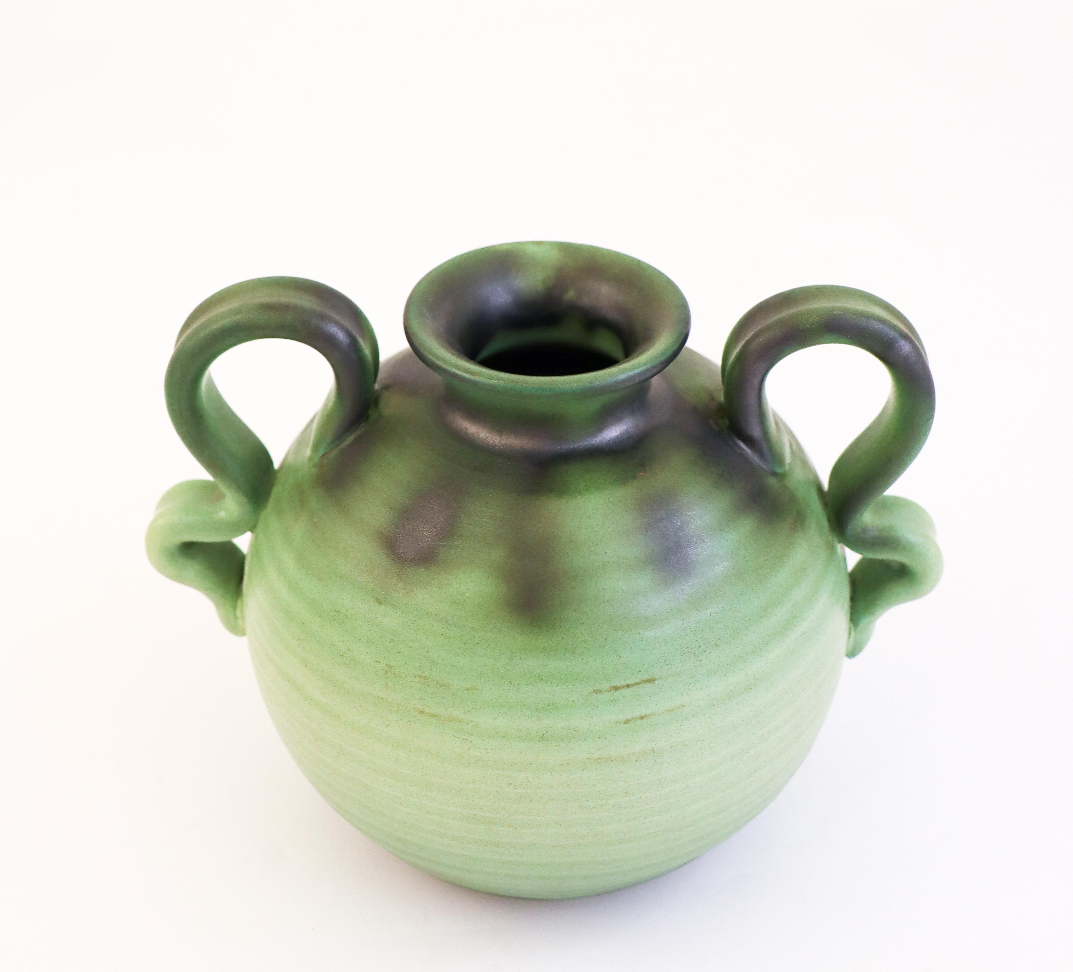 XX secolo Vaso in ceramica verde con manici Eva Jancke-Björk - Bo Fajans 1940s in vendita
