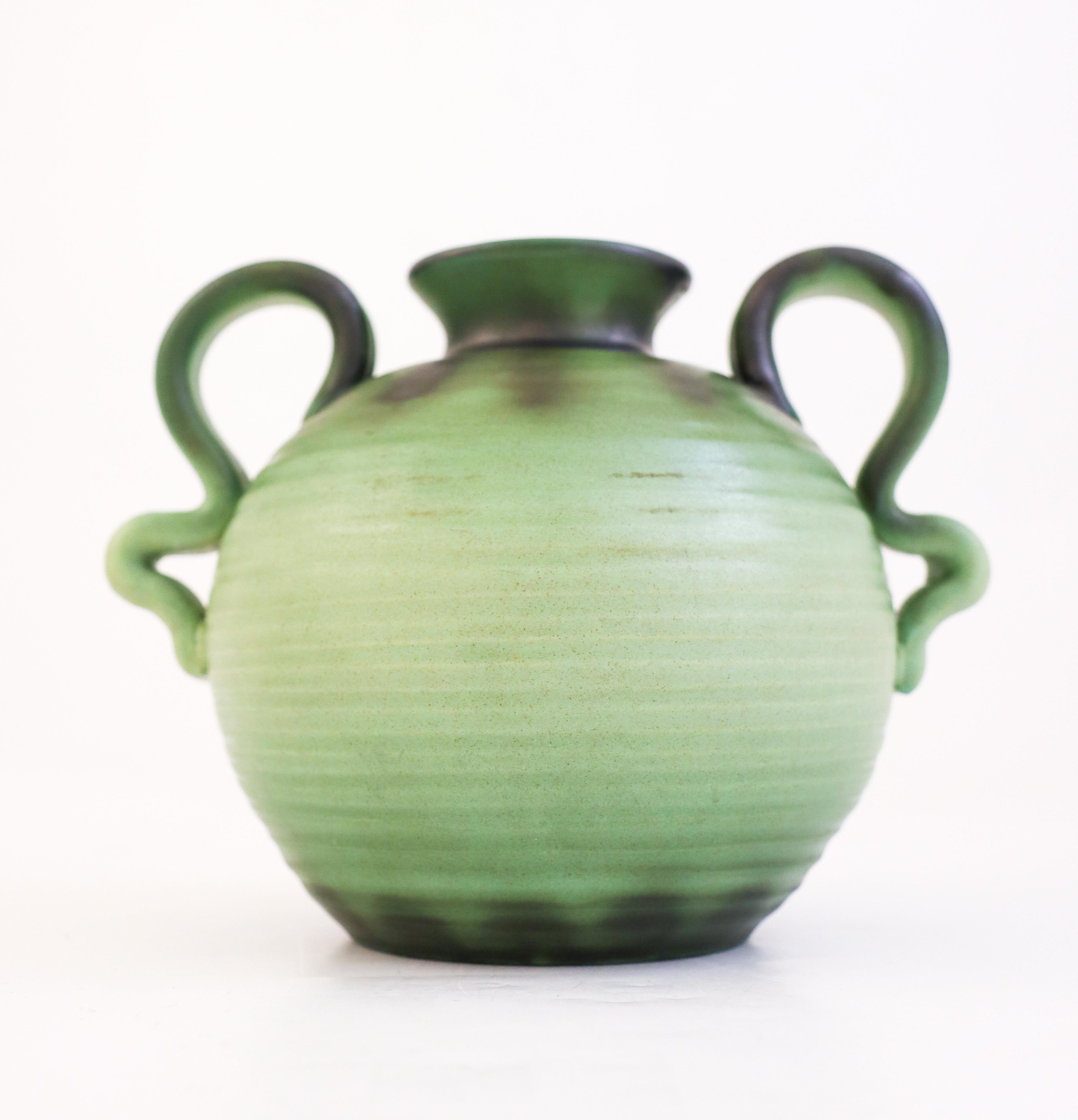 Ceramica Vaso in ceramica verde con manici Eva Jancke-Björk - Bo Fajans 1940s in vendita