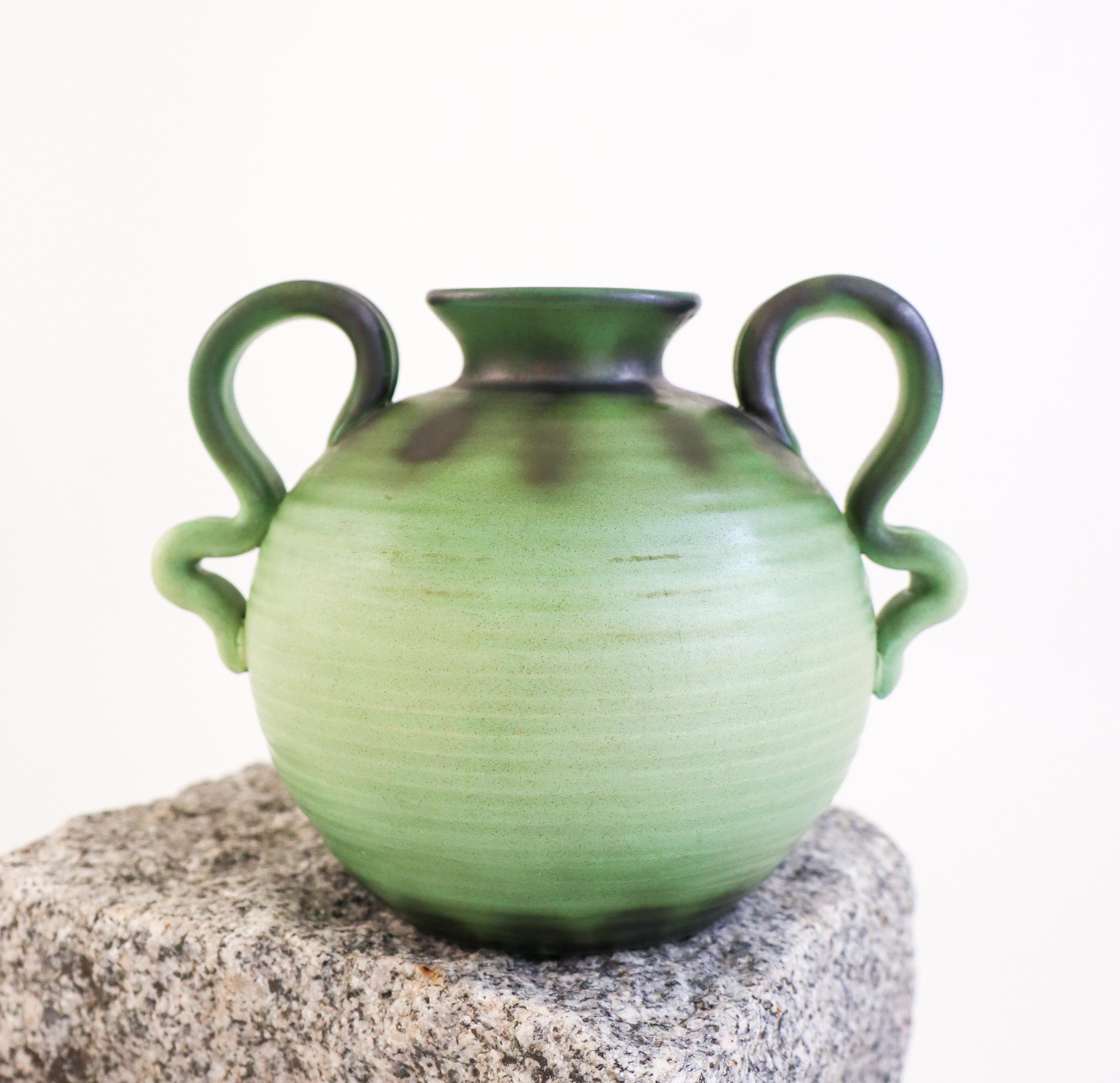 Vaso in ceramica verde con manici Eva Jancke-Björk - Bo Fajans 1940s in vendita 1