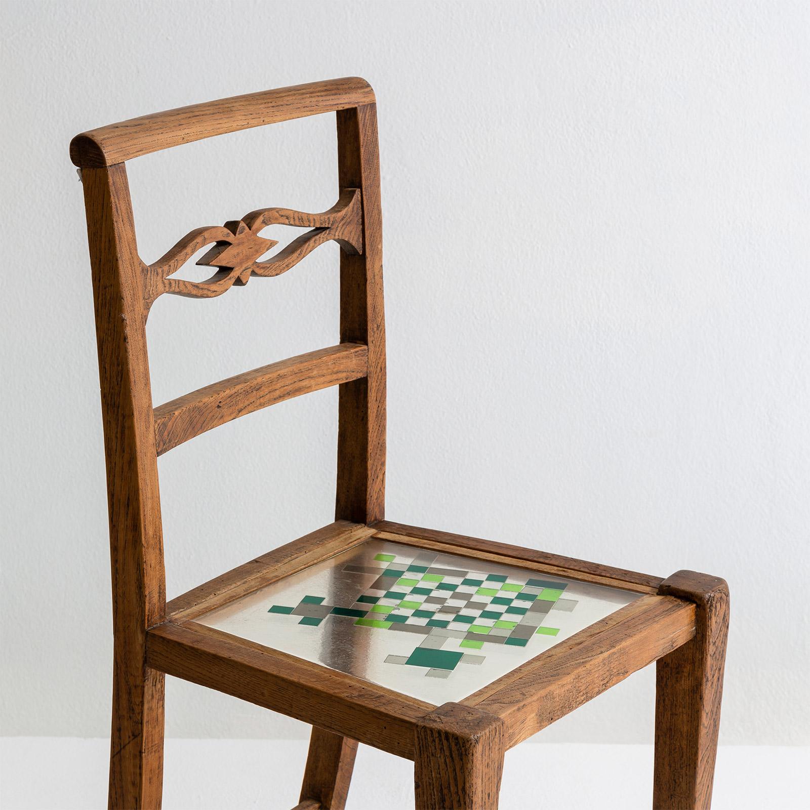 Der Stuhl Mosaiced ist Teil der Mosaikmöbel-Kollektion, die sich vom Element Wasser inspirieren lässt. Es handelt sich um einen restaurierten Stuhl aus dem Jahr 1790, der dem Stil von Louis XVI angehört. Der Stuhl wird durch die Sitzfläche aus einer