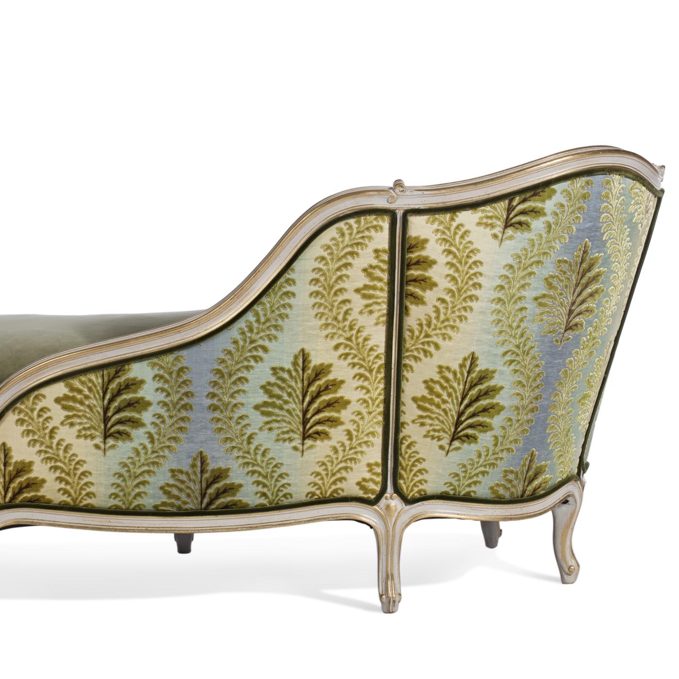 Chaise lounge Louis XV with handmade carvings, upholstered with buttons on the curved back.