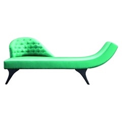 JOSEPHINE Chaiselongue aus grünem Satin mit gesteppter Capitonnè-Rückenlehne - Schwarze Eiche