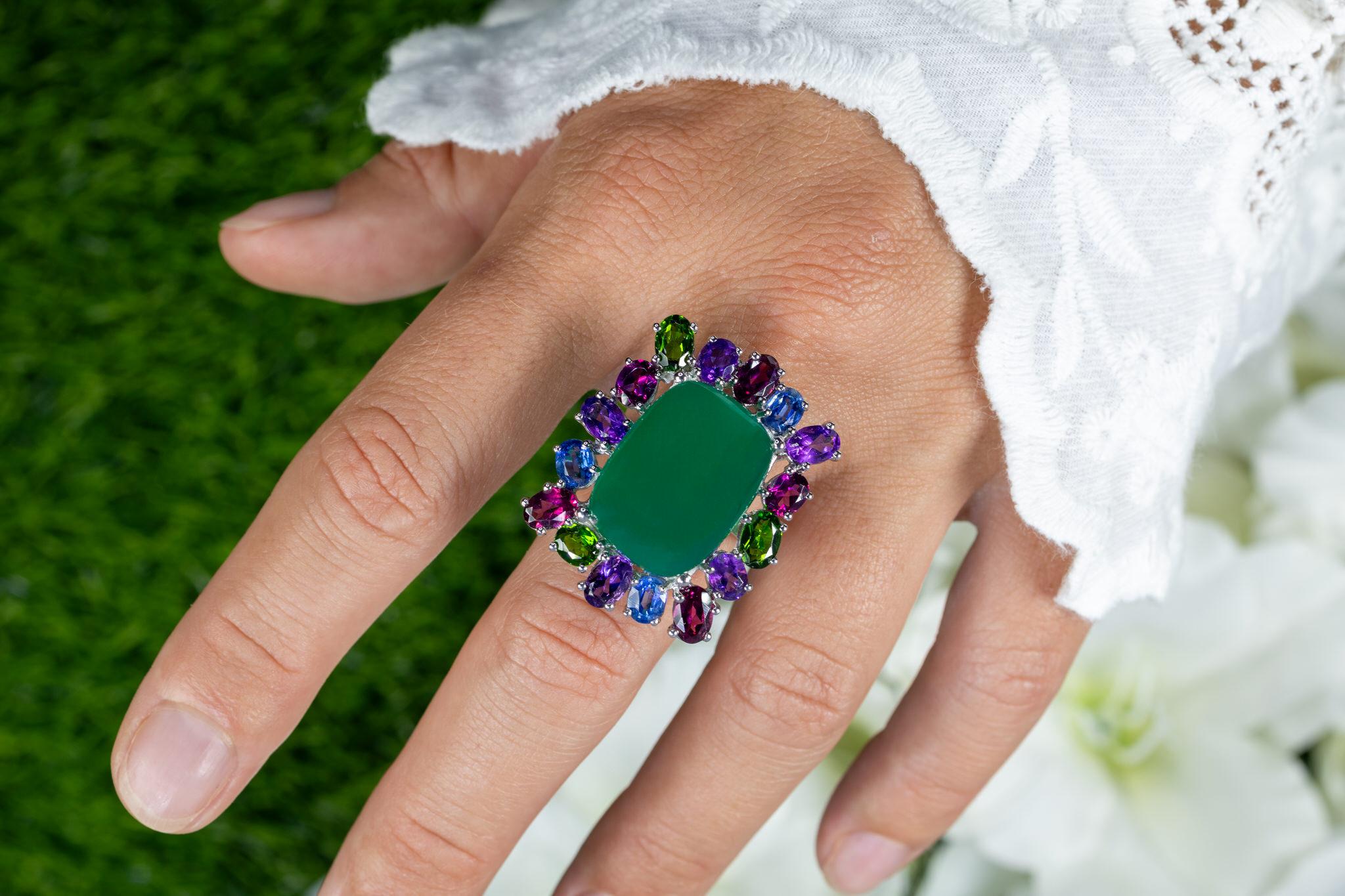 Viene fornito con la valutazione gemmologica GG/AJP.
Tutte le gemme sono naturali
Calcedonio verde = 19,80 carati
5 ametiste = 1,92 carati
5 Granati di Rodolite = 2,32 Carati
3 Diopodi di cromo = 1,18 carati
3 kyaniti = 1,35 carati
Metallo: Argento