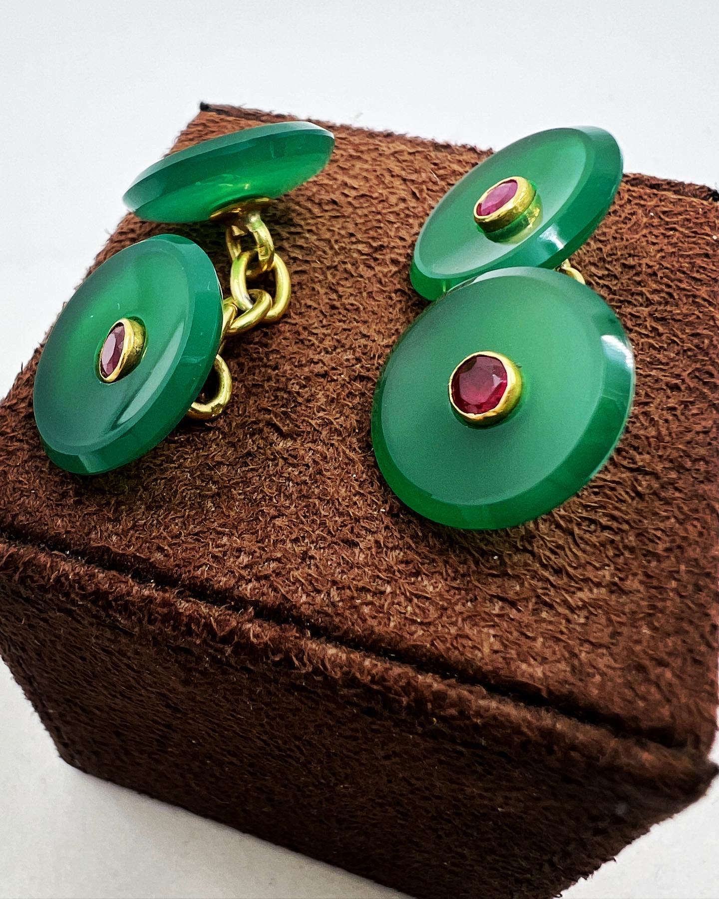 Cufflinks in yellow gold, green chalcedony and rubies. 
Year : 60' - 70' 
Weight : 6,2 grams