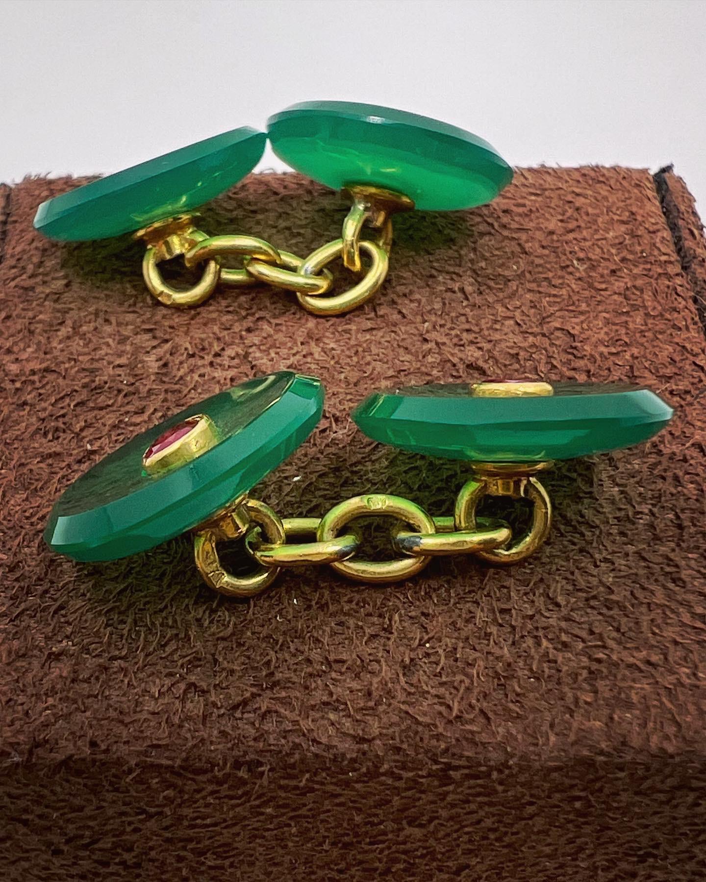 Round Cut Green chalcedony, rubies and yellow gold Cufflinks For Sale