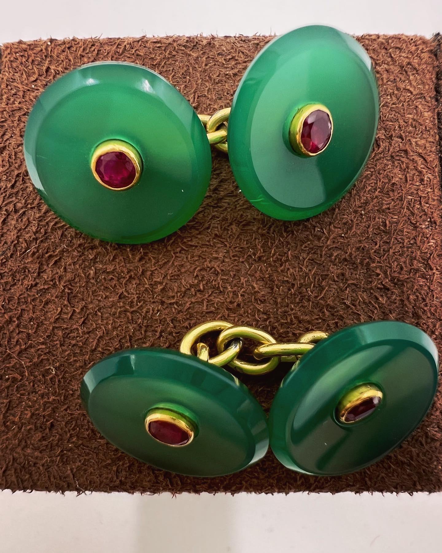 Green chalcedony, rubies and yellow gold Cufflinks In Good Condition For Sale In Monte Carlo, MC