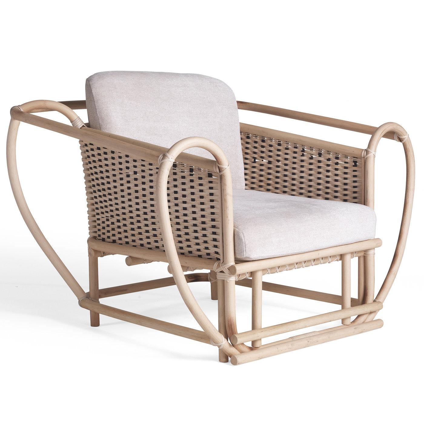 Dieser Sessel, der romantische Raffinesse ausstrahlt, ist ein perfektes Beispiel für meisterhafte Handwerkskunst, die traditionelle Techniken mit moderner Ästhetik verbindet. Die innovative und vielseitige, gewundene und umhüllende Struktur ist aus