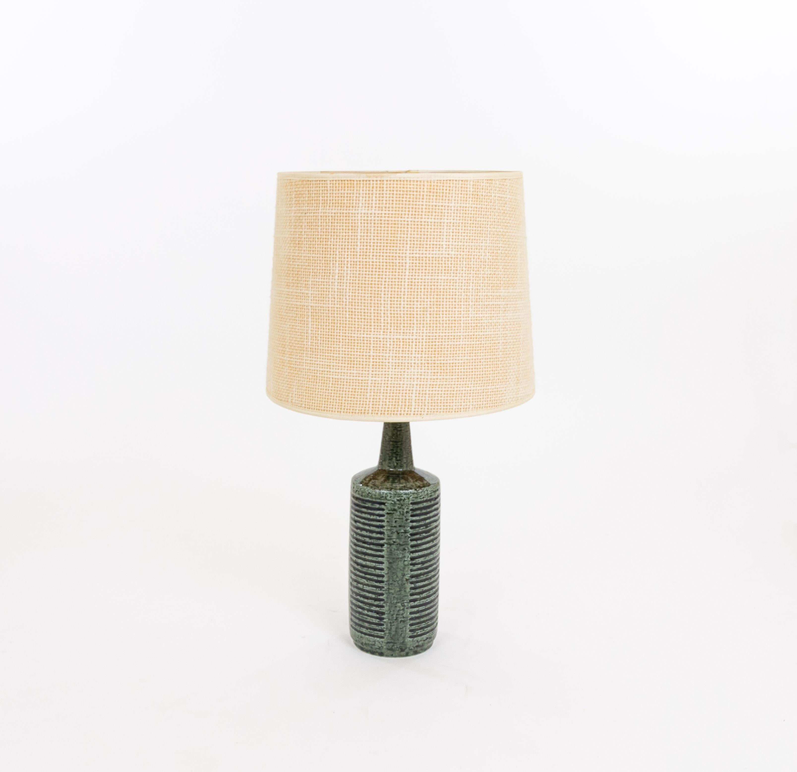 Model DL/30 table lamp made by Annelise and Per Linnemann-Schmidt for Palshus in the 1960s. The colour of the handmade decorated base is Green and Charcoal. It has impressed, geometric patterns.

The lamp comes with its original lampshade holder.
