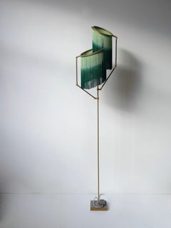 No. 22 B Fringes Dip Dyed Green Charm Lampadaire contemporain par Sander Bottinga