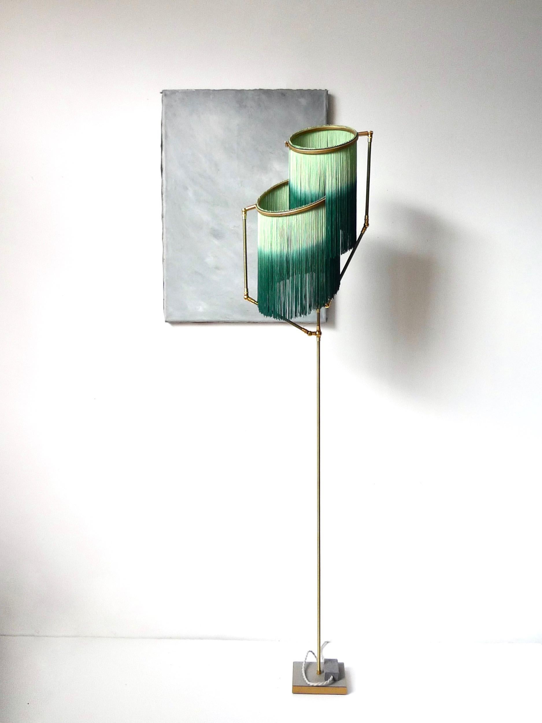 Nº 22 B Fringes Dip Dyed Green Charm Lámpara de pie contemporánea de Sander Bottinga Posmoderno en venta