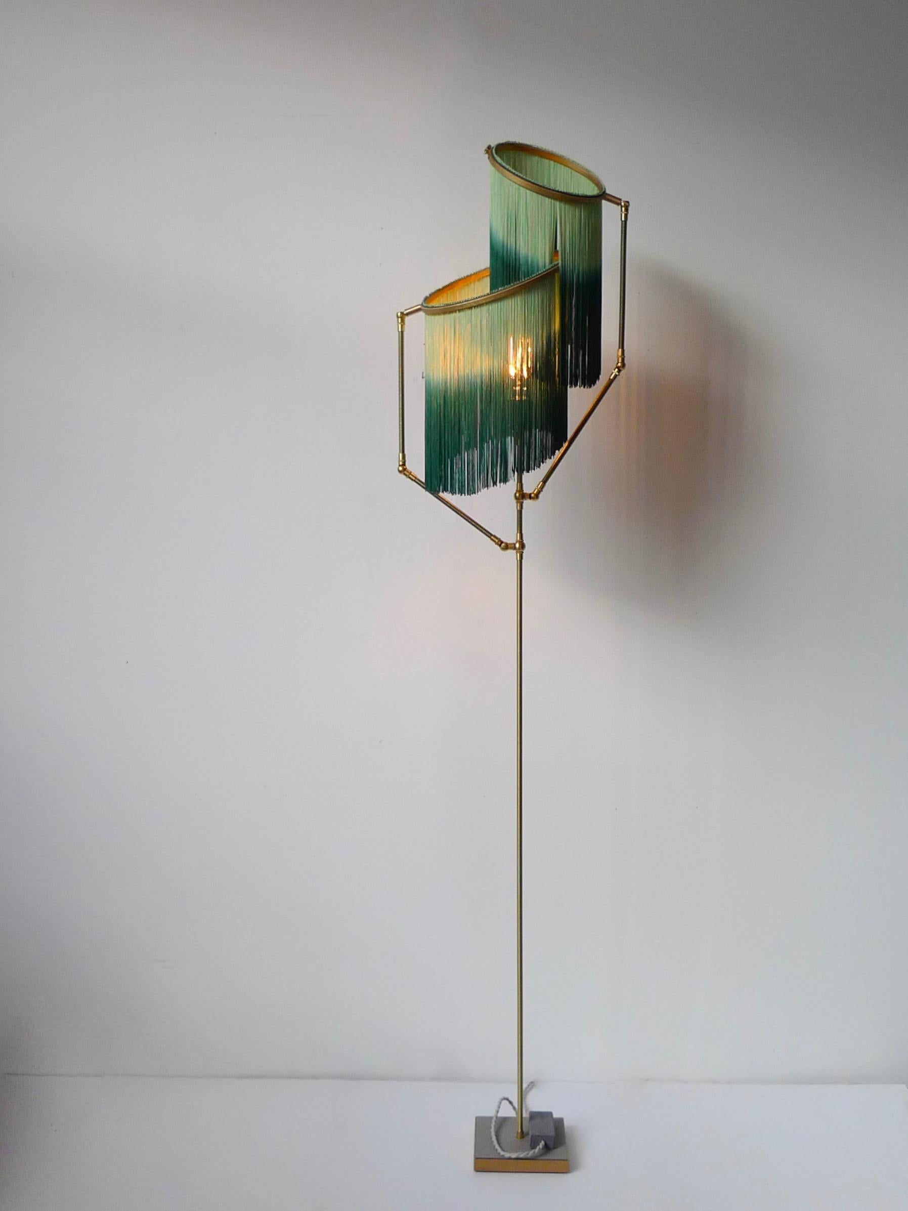 Nº 22 B Fringes Dip Dyed Green Charm Lámpara de pie contemporánea de Sander Bottinga Holandés en venta