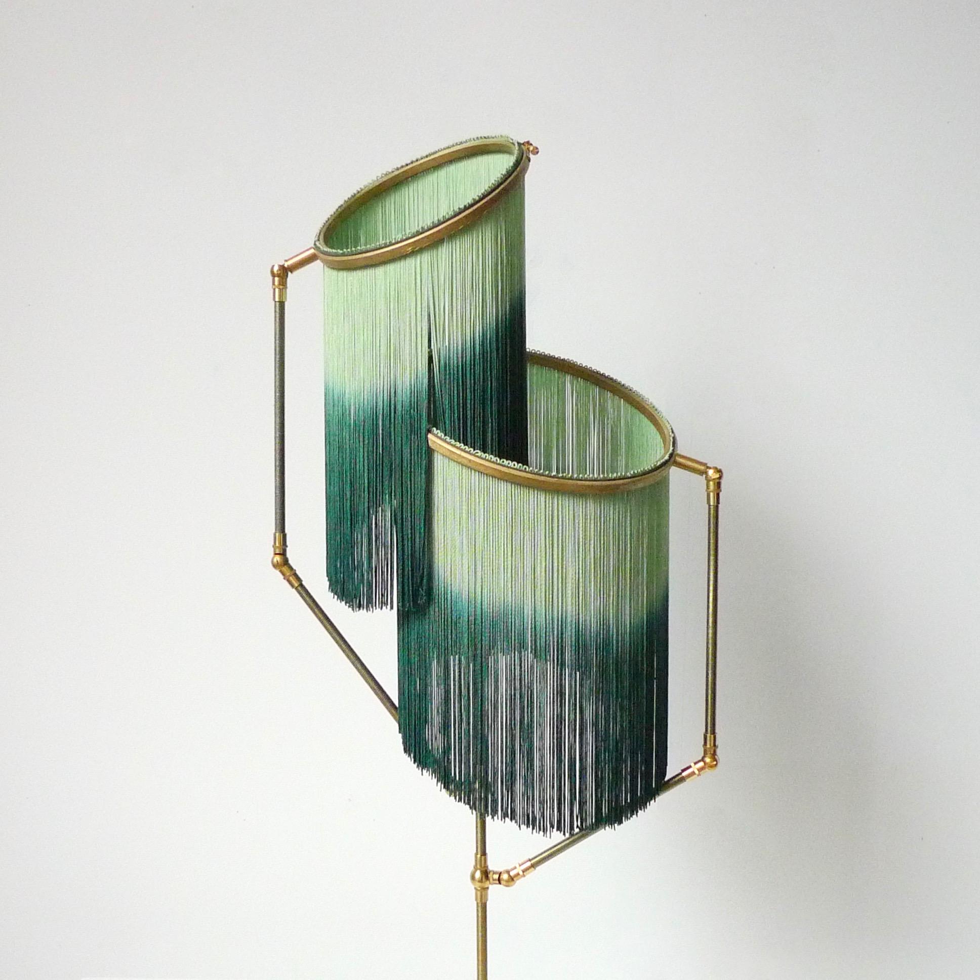 Nº 22 B Fringes Dip Dyed Green Charm Lámpara de pie contemporánea de Sander Bottinga Latón en venta