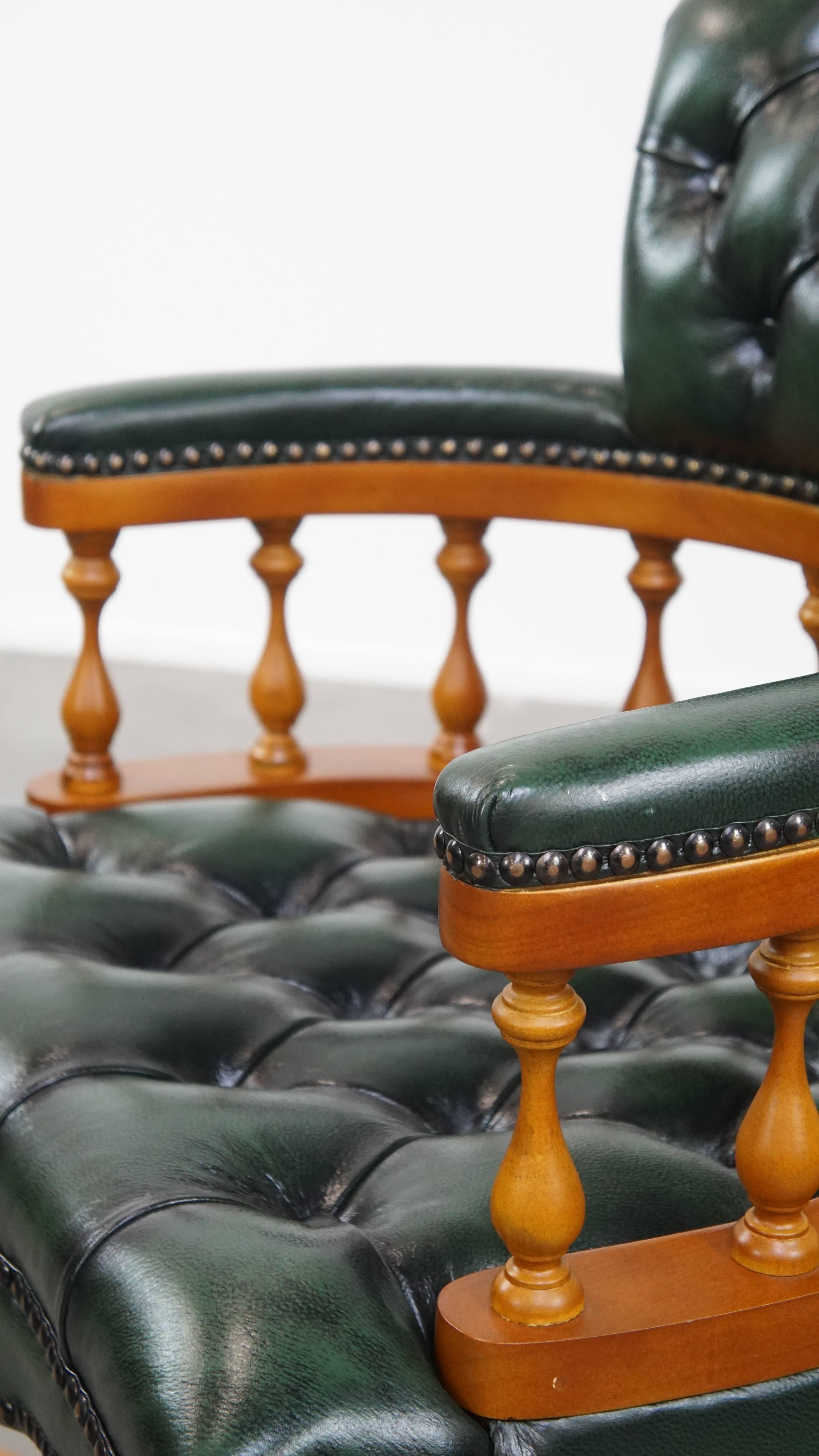 Grüner Chesterfield Bürostuhl aus Rindsleder auf Rollen im Angebot 5