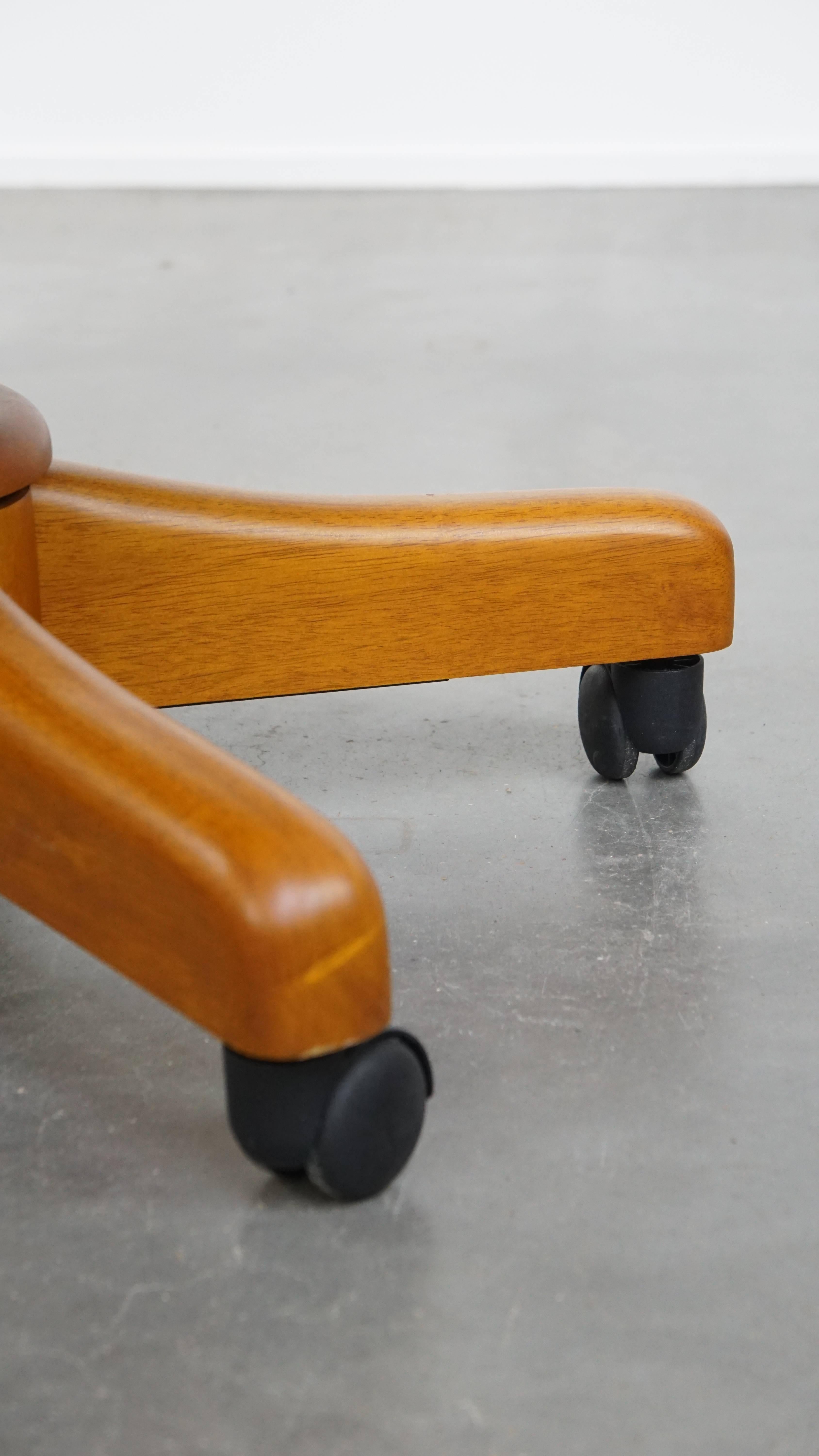 Grüner Chesterfield Bürostuhl aus Rindsleder auf Rollen im Angebot 7