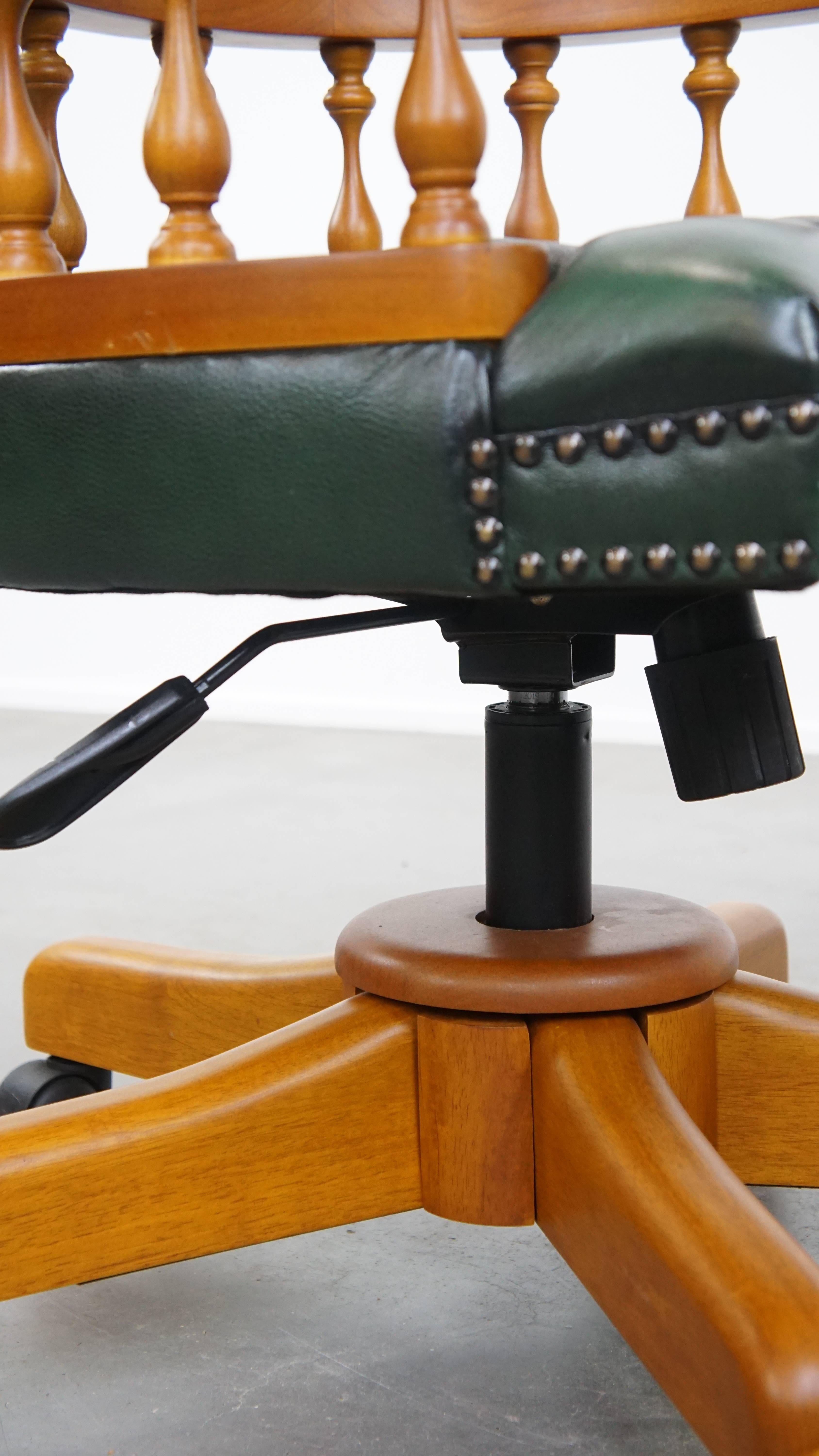 Grüner Chesterfield Bürostuhl aus Rindsleder auf Rollen im Angebot 8