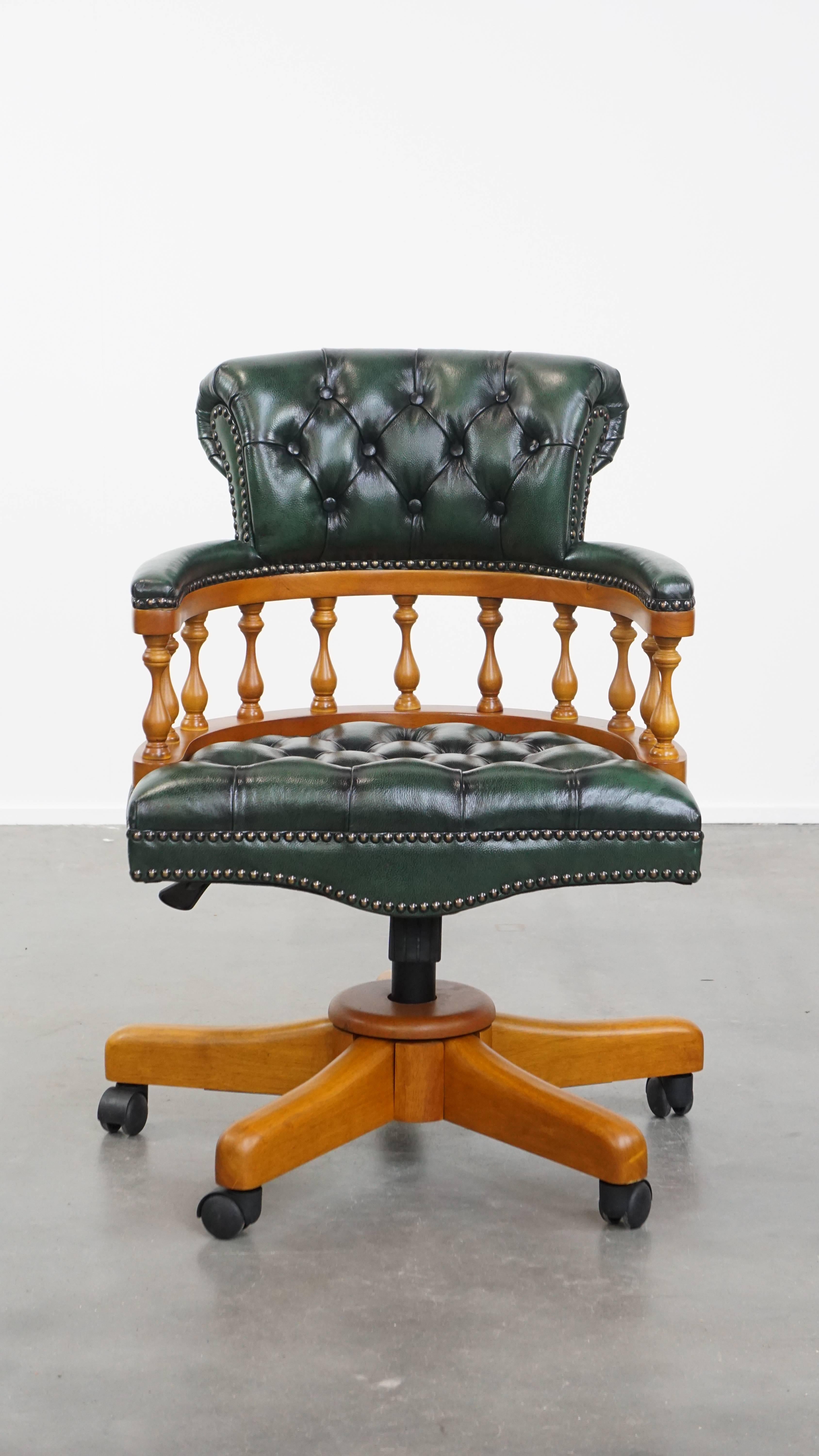 Angeboten wird hier dieser grüne klassische und zeitlose Chesterfield Bürostuhl aus Rindsleder auf Rollen. 

Dieser elegante grüne Bürostuhl aus Leder und Holz ist eine klassische und zeitlose Ergänzung für jedes Büro. Er ist drehbar, neigbar und