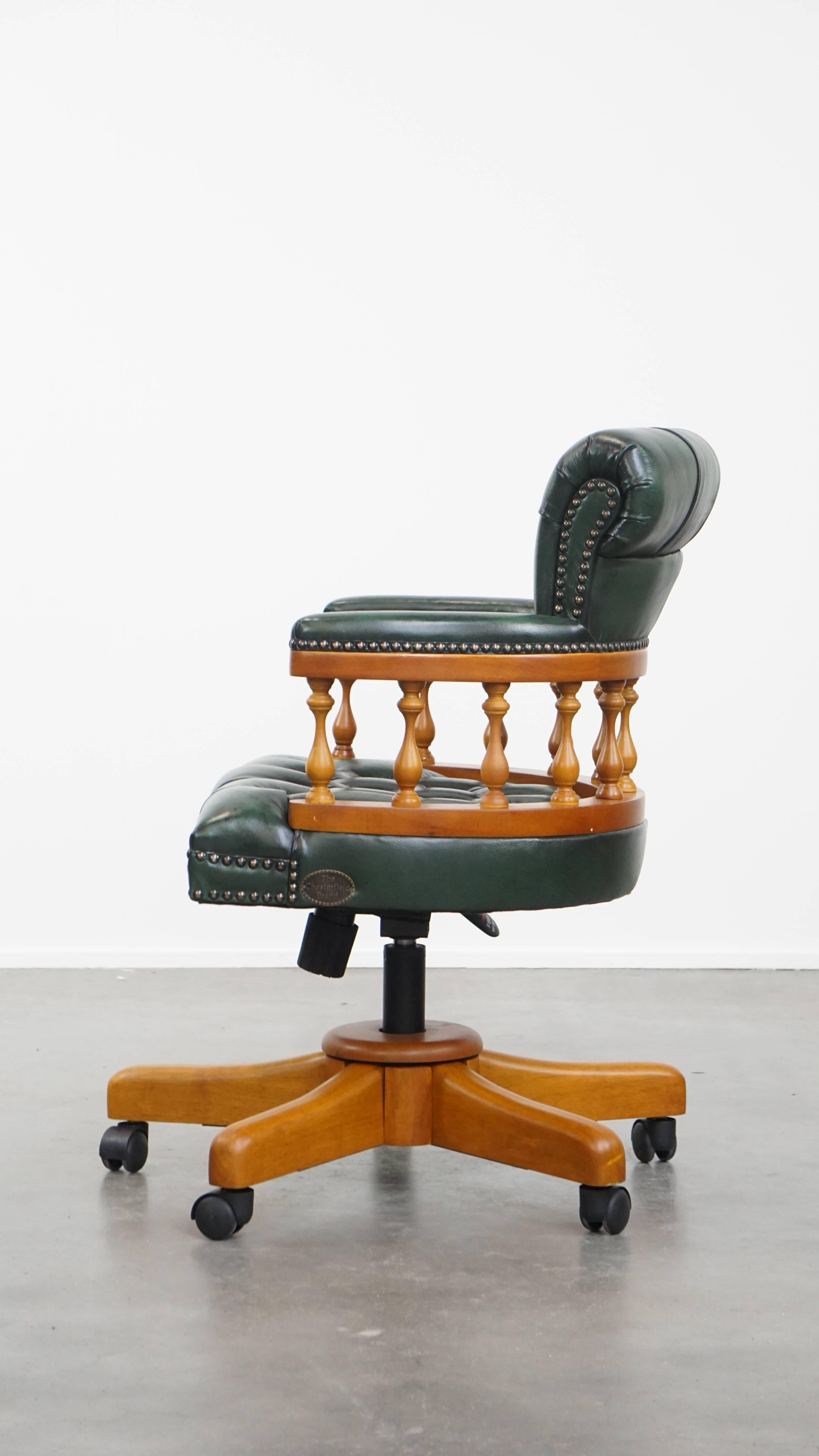 Grüner Chesterfield Bürostuhl aus Rindsleder auf Rollen (21. Jahrhundert und zeitgenössisch) im Angebot