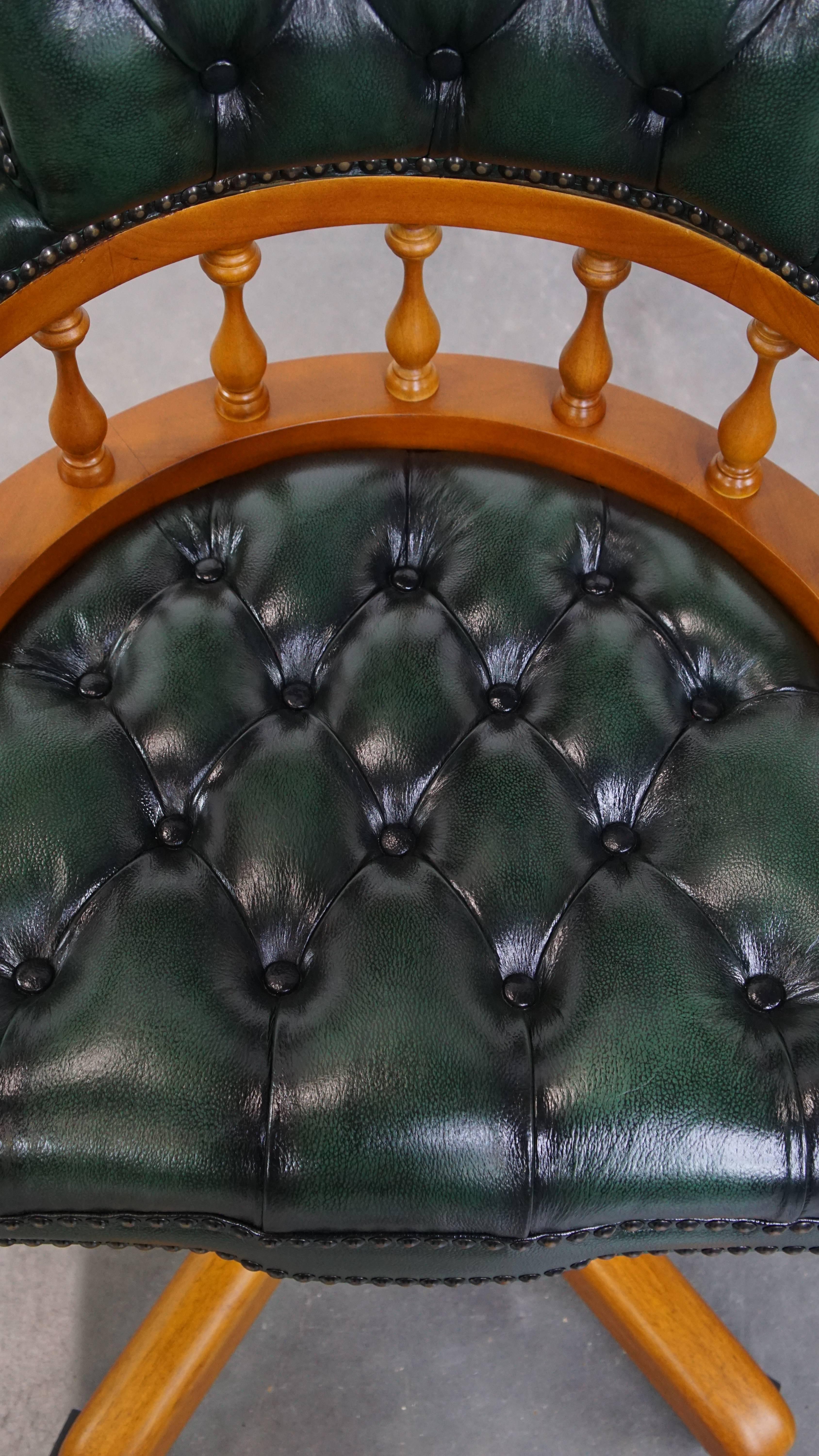 Grüner Chesterfield Bürostuhl aus Rindsleder auf Rollen im Angebot 1