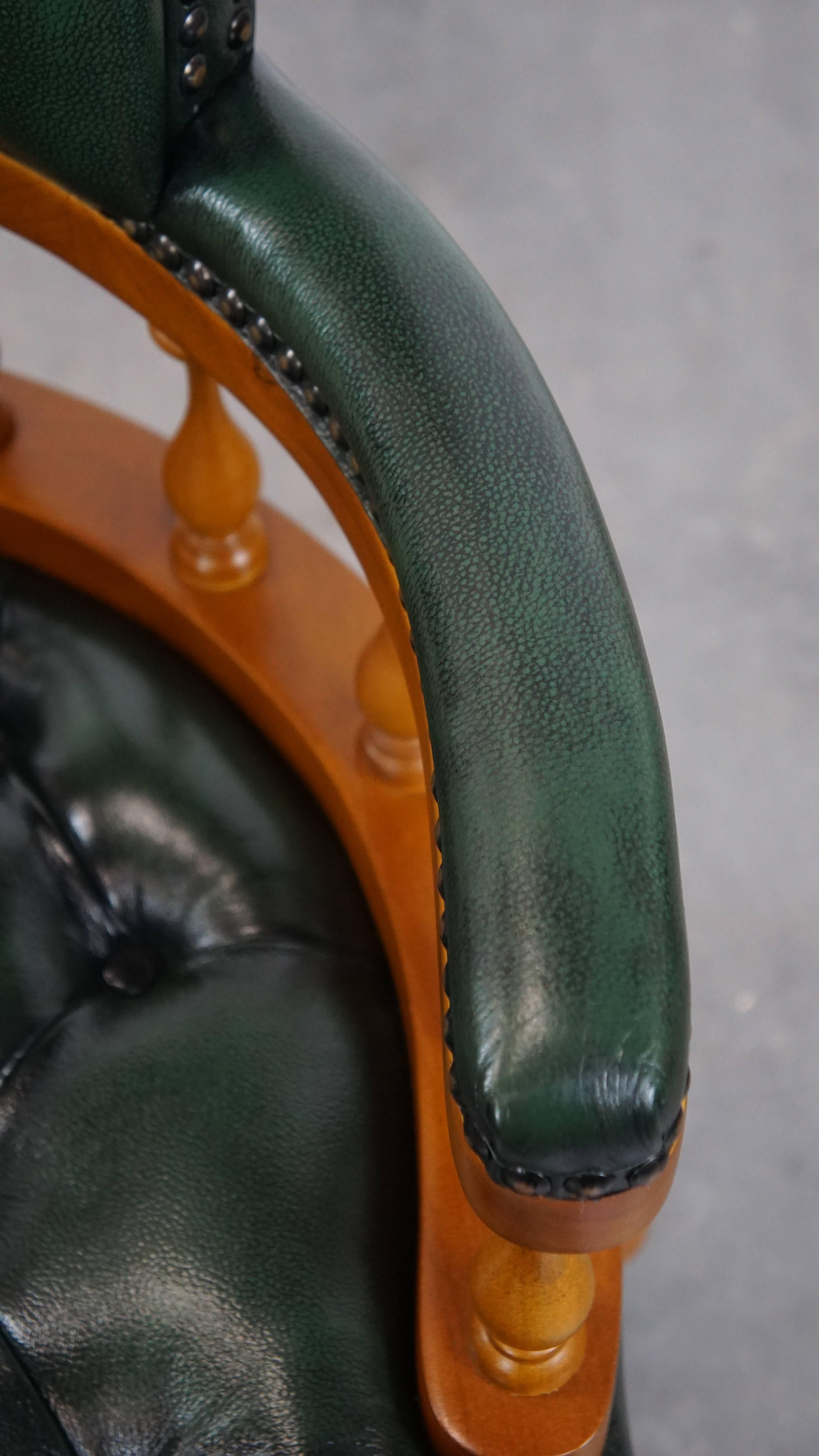 Grüner Chesterfield Bürostuhl aus Rindsleder auf Rollen im Angebot 3