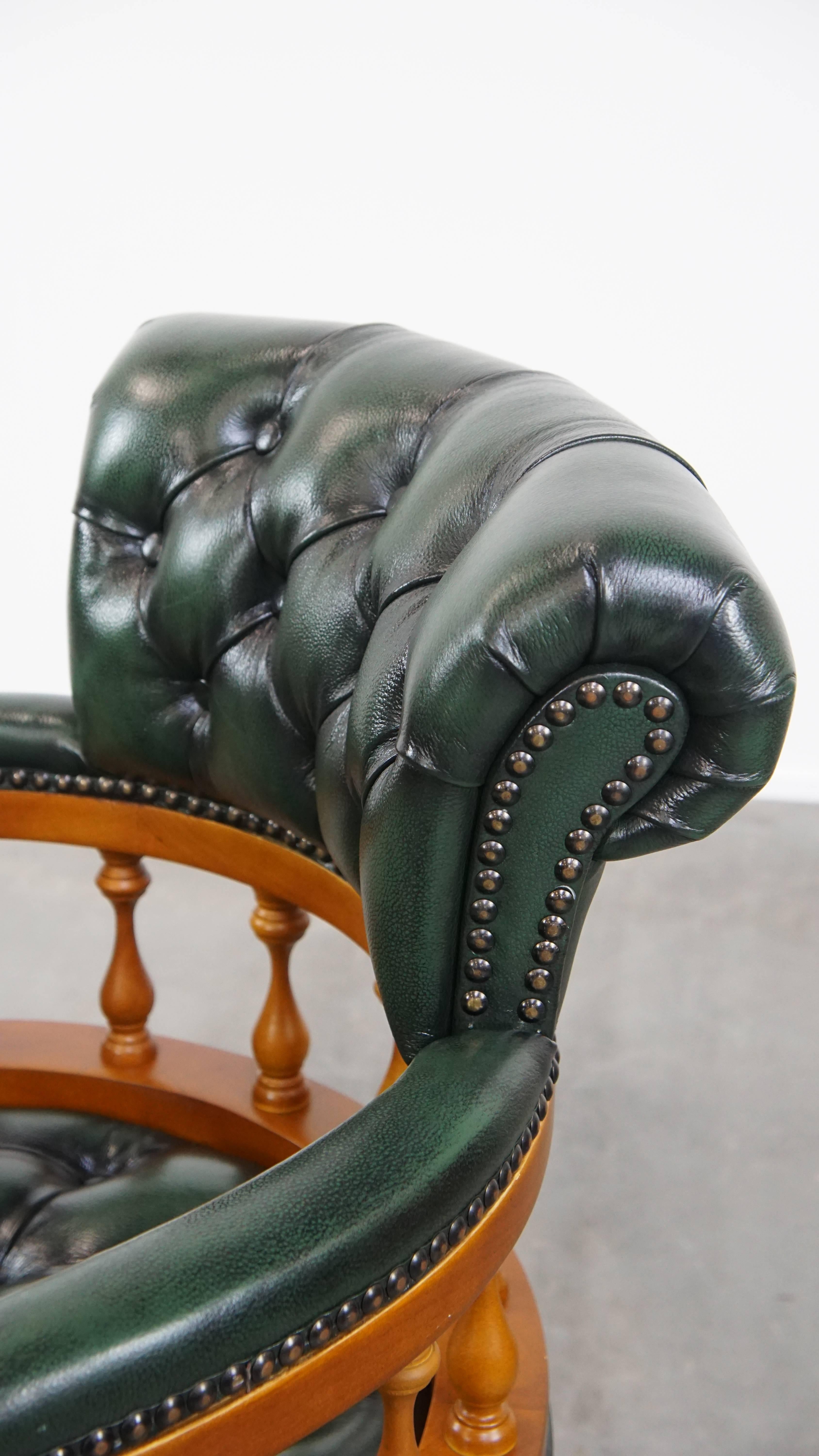 Grüner Chesterfield Bürostuhl aus Rindsleder auf Rollen im Angebot 4