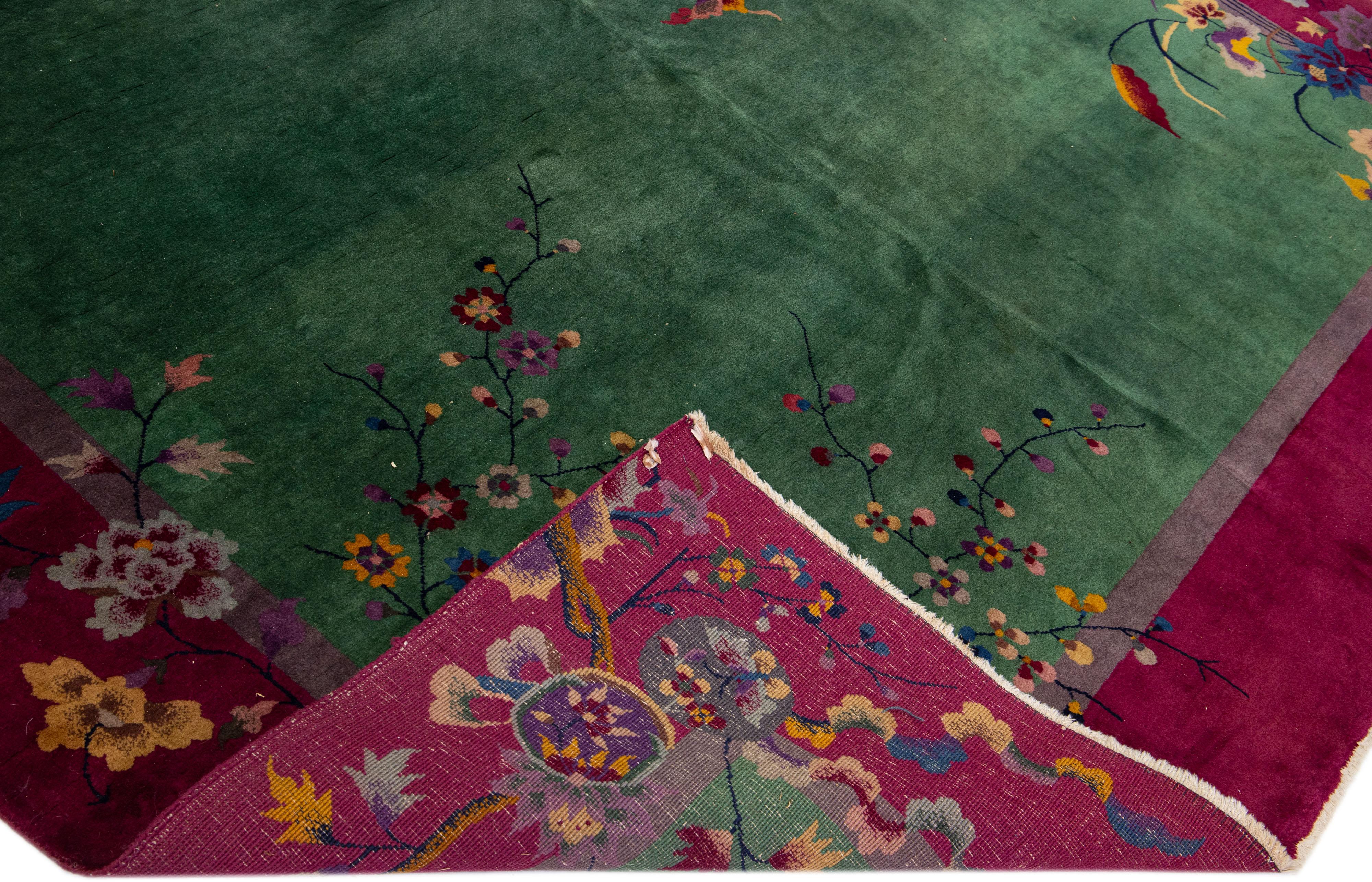 Schöner antiker Art-Déco-Teppich aus handgeknüpfter Wolle mit grünem Feld. Dieses Stück hat einen roten Rahmen mit mehrfarbigen Akzenten in einem prächtigen traditionellen chinesischen Blumendesign. 

Dieser Teppich misst: 8'10