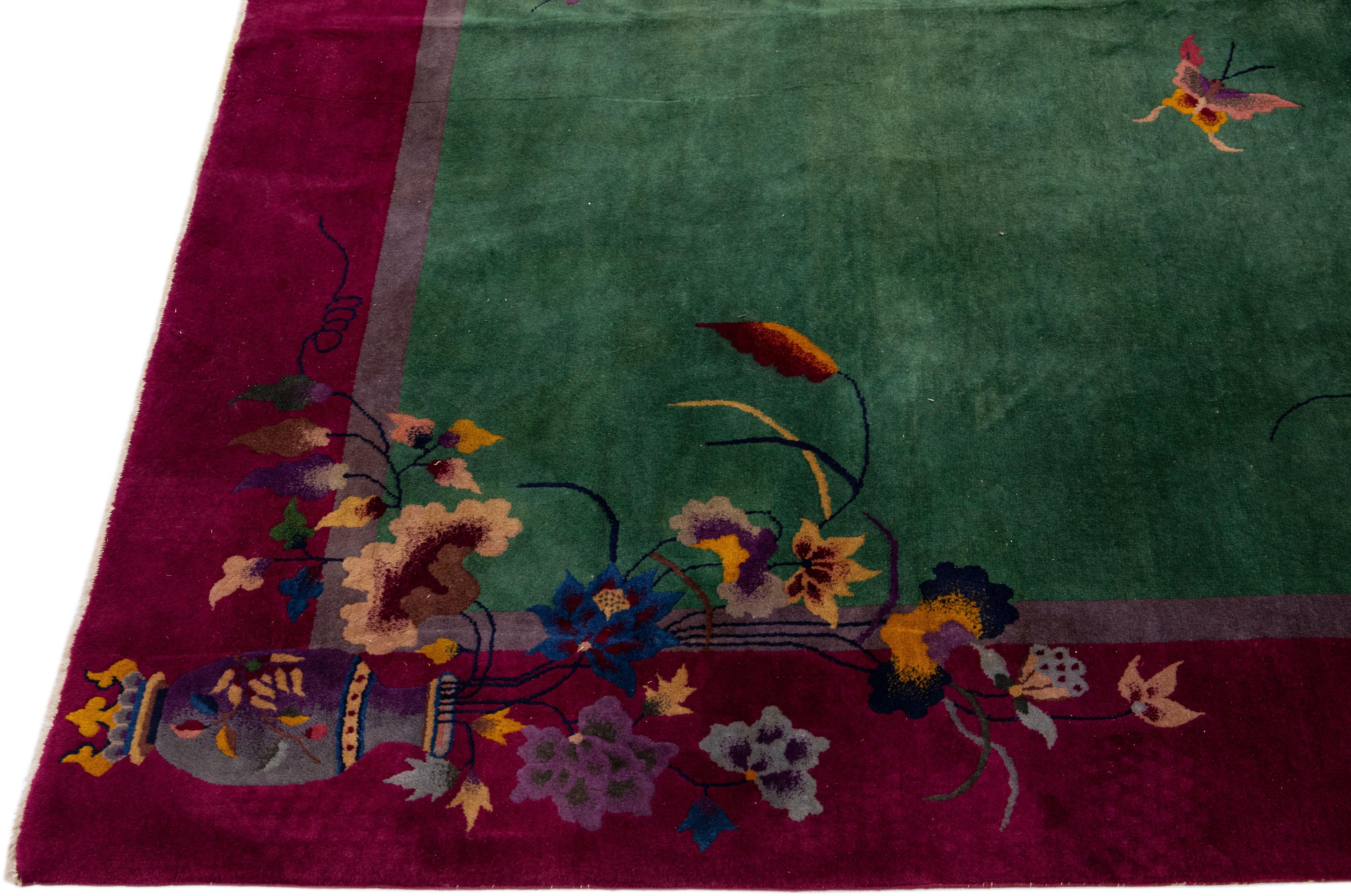 Alfombra china Art Decó verde de lana hecha a mano con diseño floral en Excelente estado para la venta en Norwalk, CT