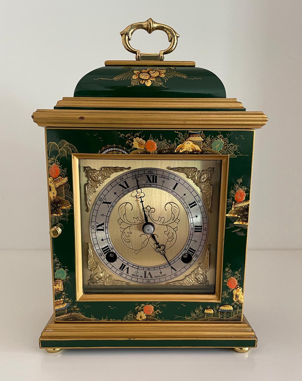 Eine seltene grüne Chinoiserie dekoriert Klammer Uhr mit passenden Wandhalterung, von Elliotts von London.  Hergestellt in den 1970er Jahren.

Das Gehäuse und der Bügel sind reichlich mit Bildern von Blumen, Weinreben, Tempeln und Gelehrten