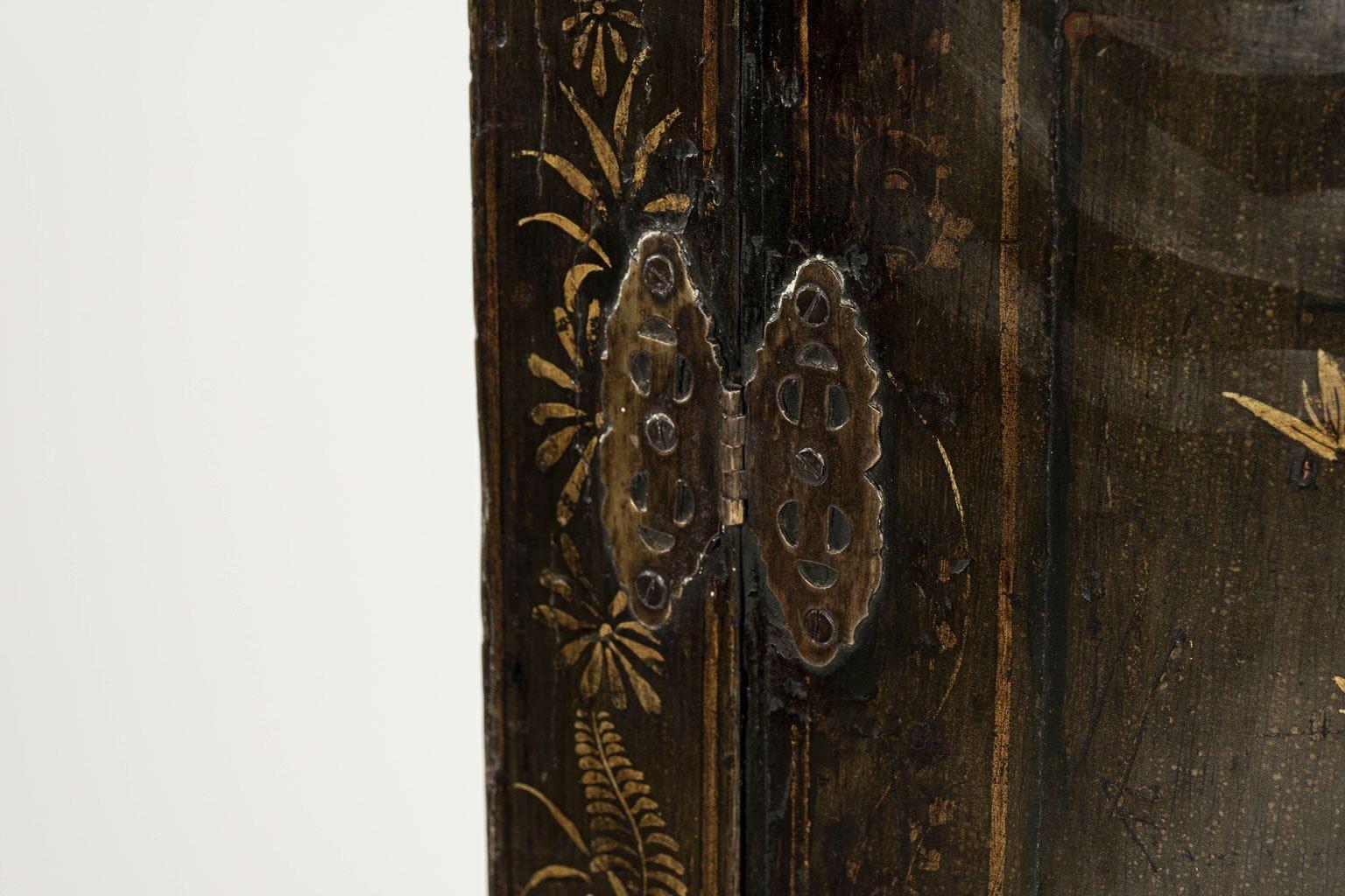 Olive green Chinoiserie George III hanging corner cupboard dating to the late 18th century. In excellent condition. Original dark, olive green painted finish embellished with painted and inlaid gold and brownish-oxblood red decoration. Original, or