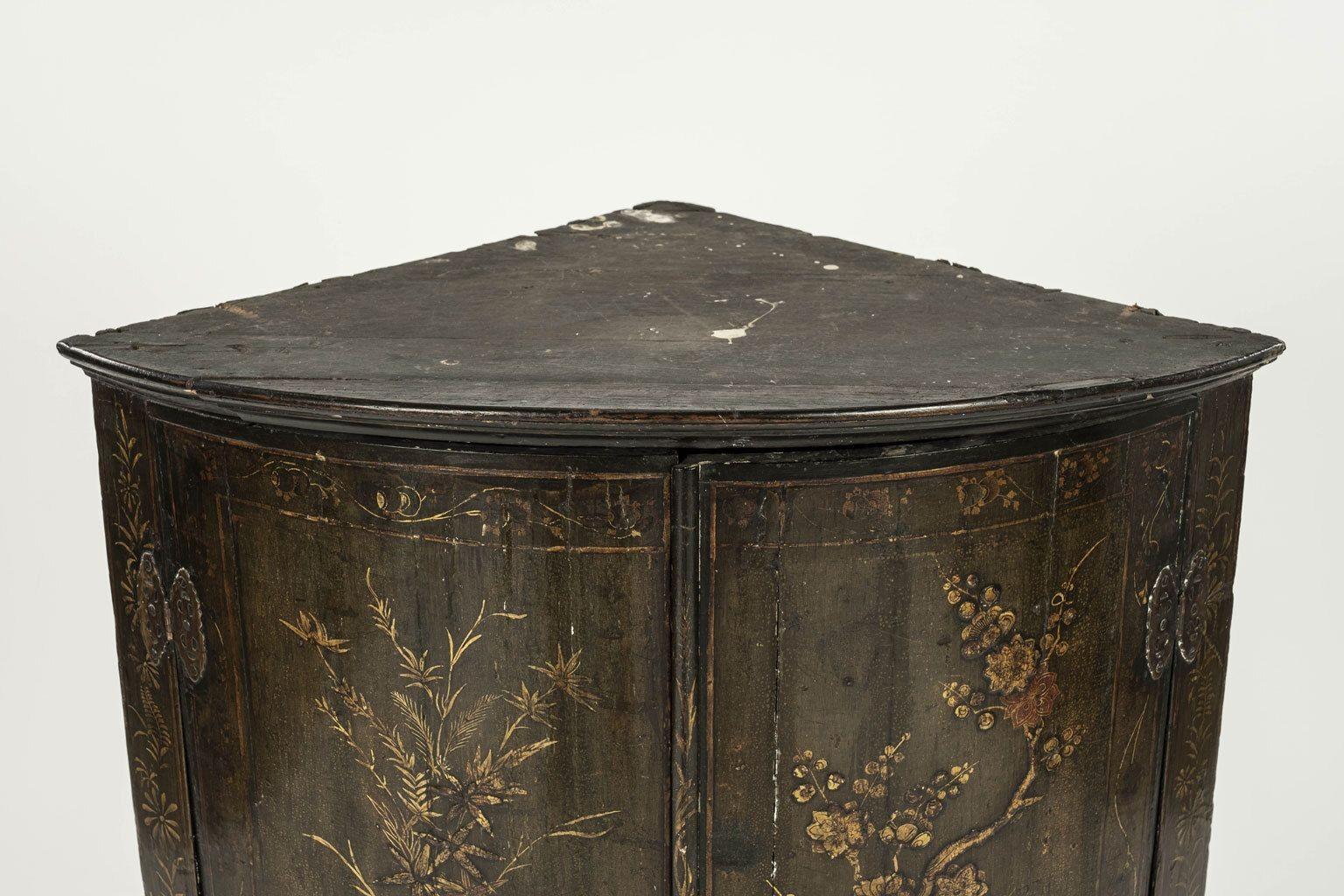Chinoiseries Armoire d'angle cintrée George III vert olive Chinoiserie en vente