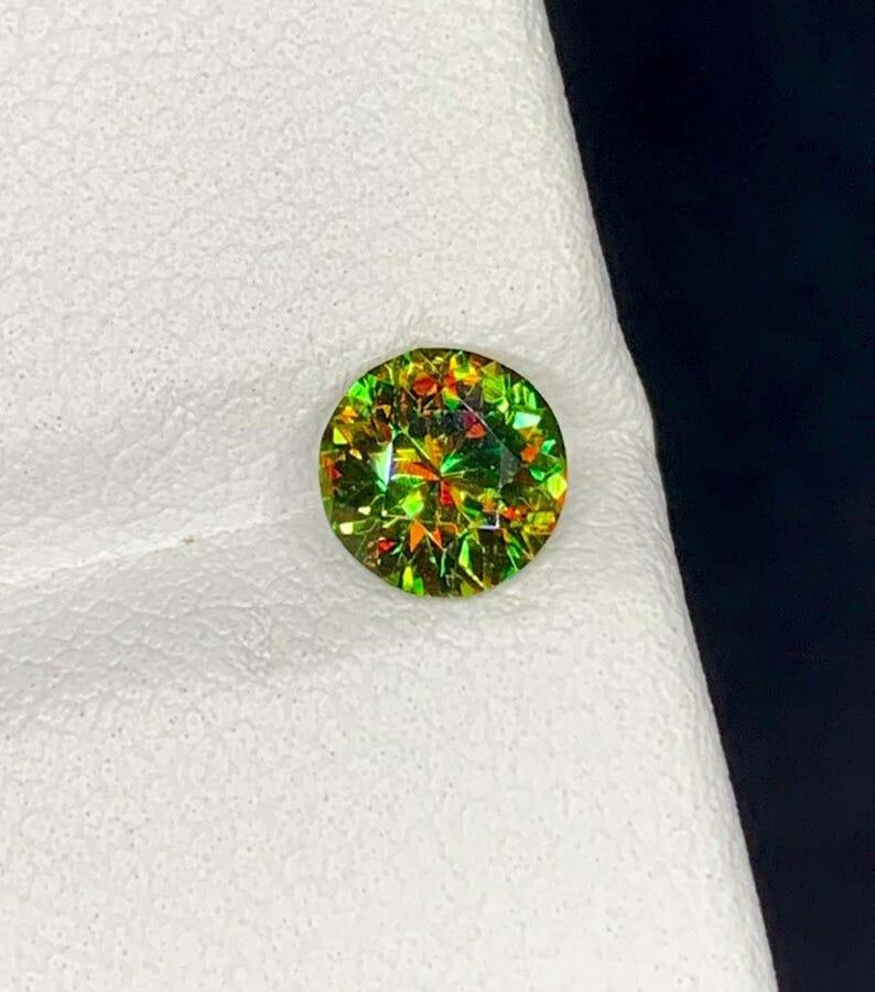 Taille ronde Green Chrome Sphene Gemstone: Multi Color Round Cut Titanite, June Birthstone en vente