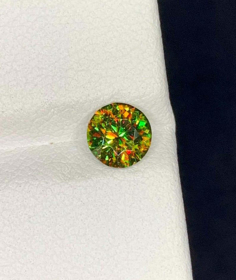 Green Chrome Sphene Gemstone: Multi Color Round Cut Titanite, June Birthstone Excellent état - En vente à Peshawar, PK