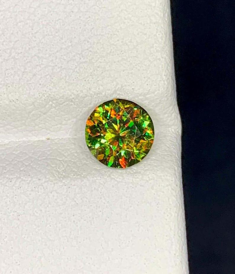Green Chrome Sphene Gemstone: Multi Color Round Cut Titanite, June Birthstone Unisexe en vente