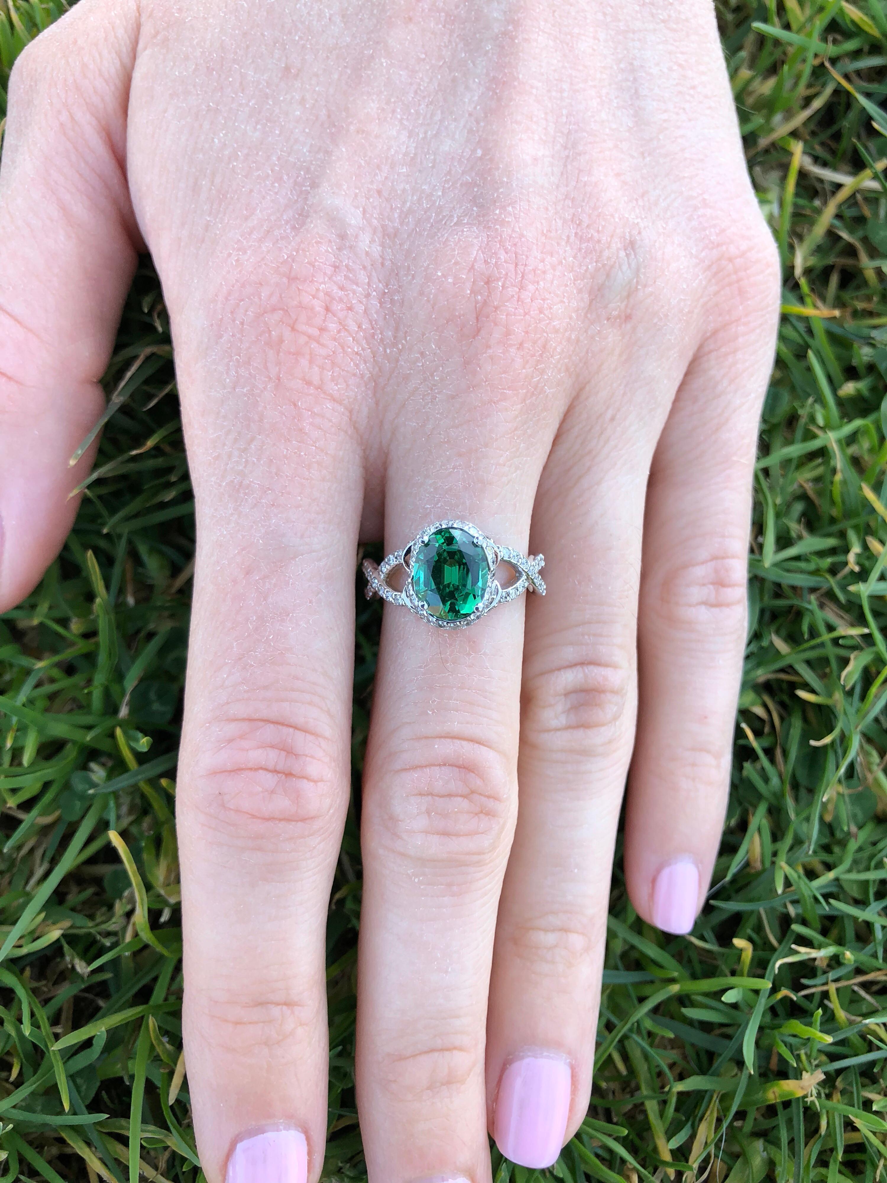 Ovaler Ring mit grünem grünem Chrom-Turmalin 1,97 Karat (Moderne) im Angebot