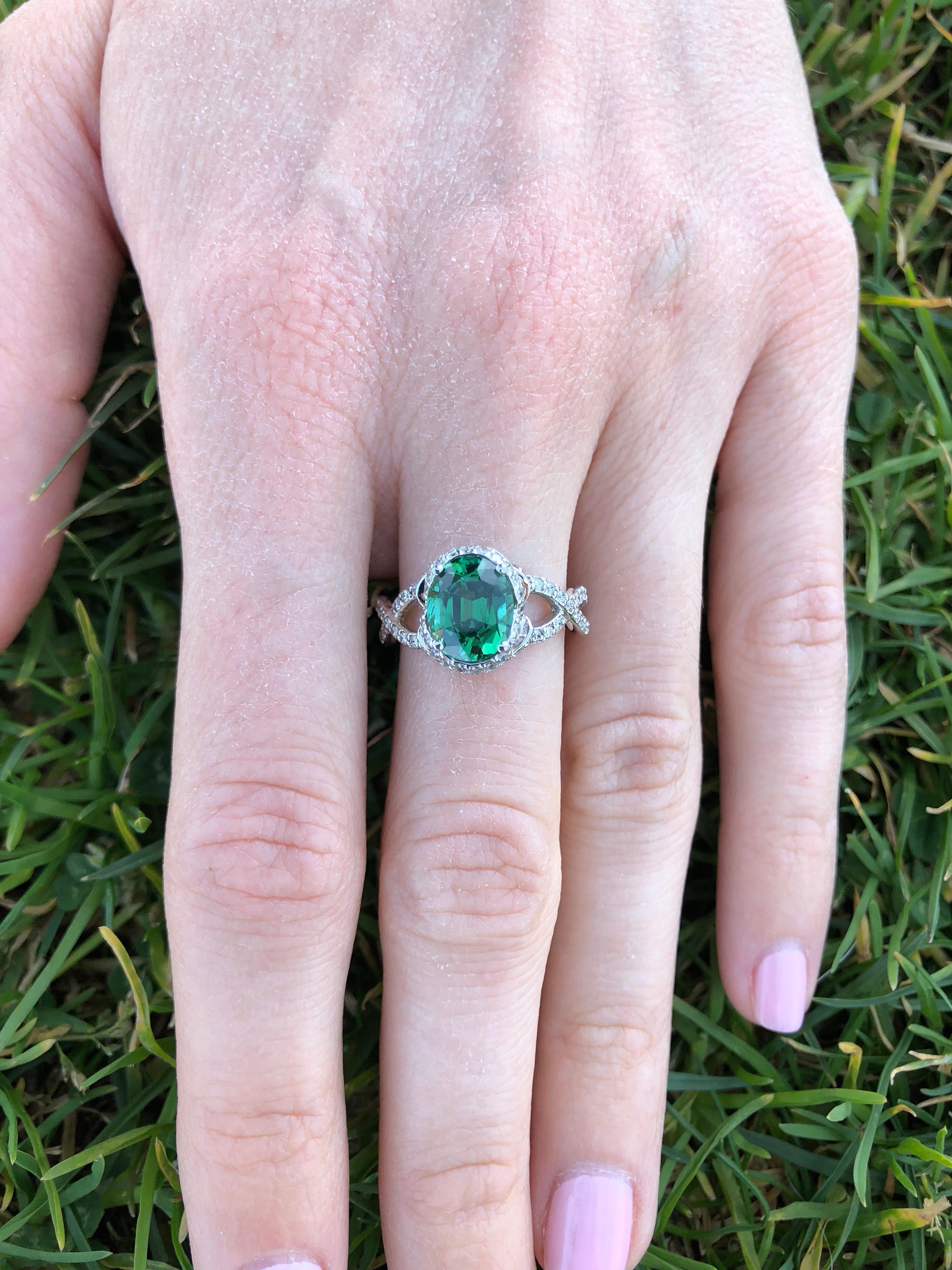Ovaler Ring mit grünem grünem Chrom-Turmalin 1,97 Karat (Ovalschliff) im Angebot
