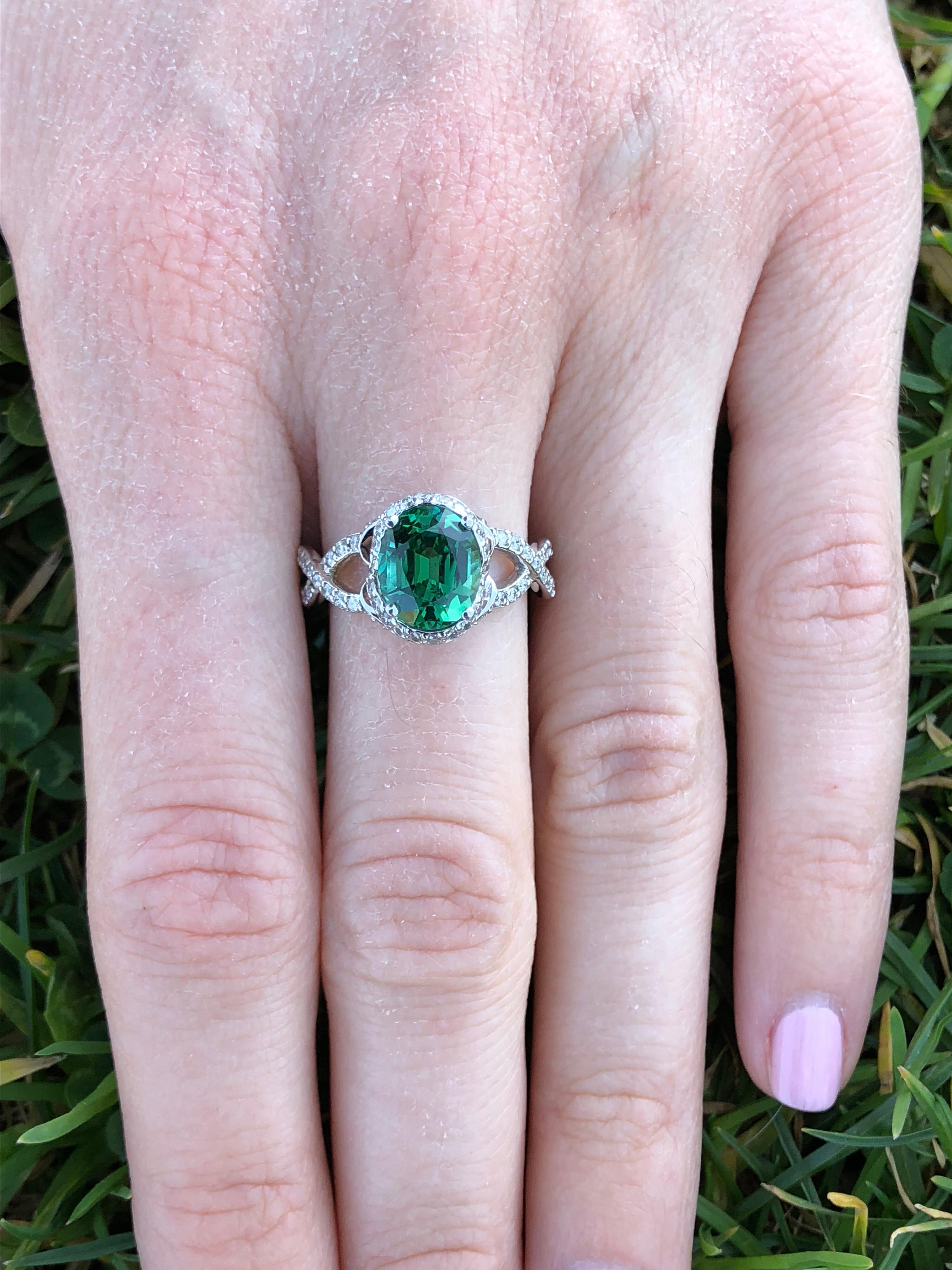 Ovaler Ring mit grünem grünem Chrom-Turmalin 1,97 Karat Damen im Angebot