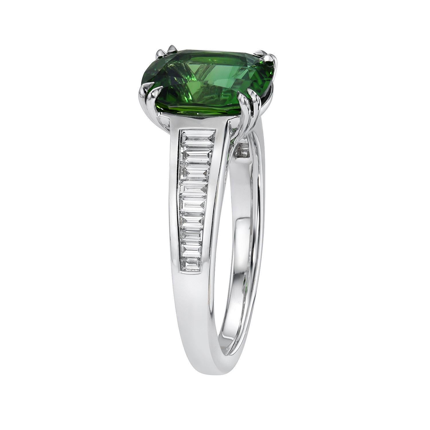 Contemporary Rare 2.75 Carat Chrome Green Tourmaline Diamond 18K Gold Ring  - Luxury Jewelry For Sale