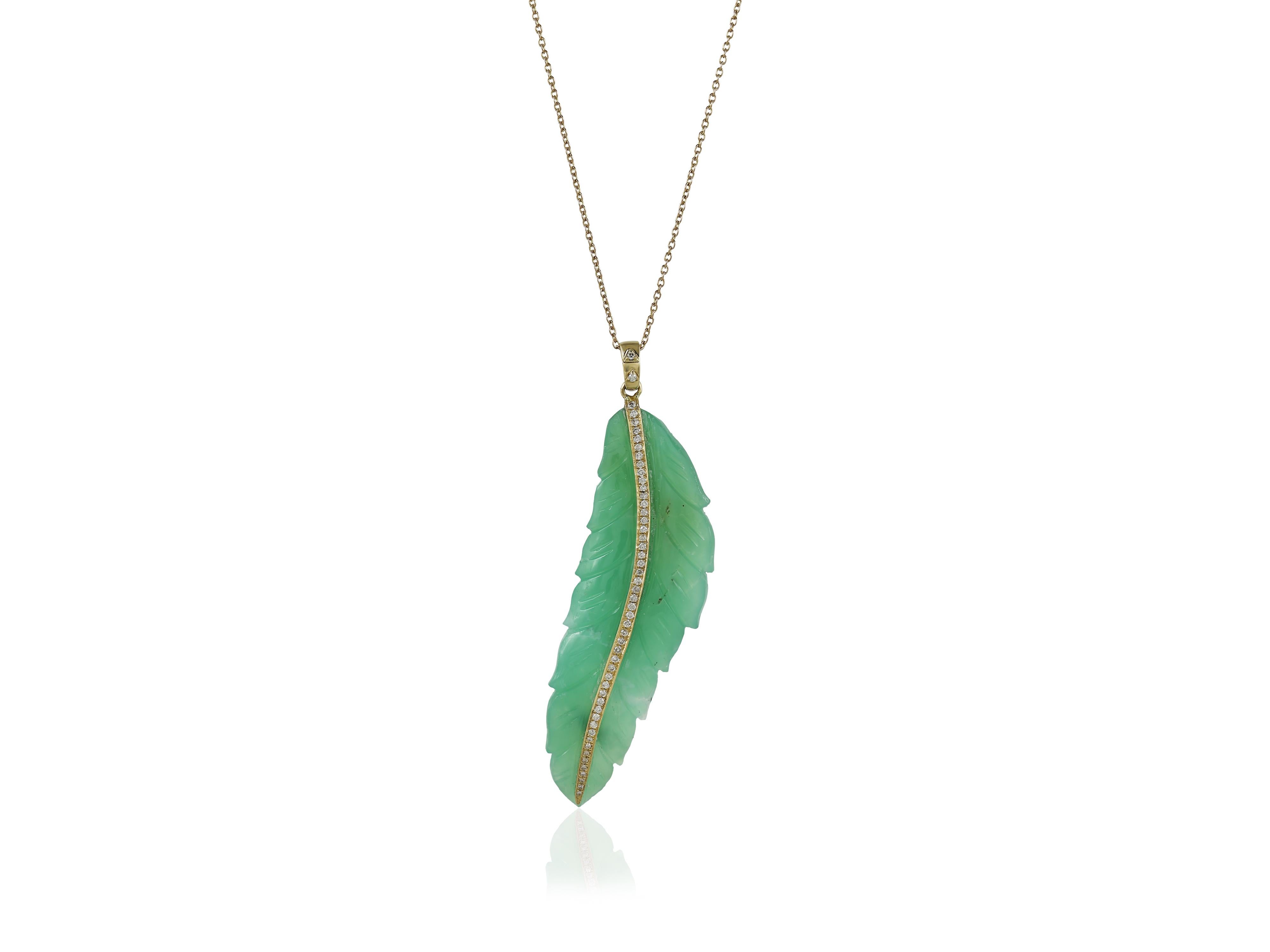 Il crisoprasio verde smeraldo viene modellato in un'elegante foglia dagli abili artigiani di Jaipur, dando vita a un pezzo senza tempo e organico. La vena centrale in oro 18 carati è tempestata di diamanti naturali per uno scintillio discreto. Ogni