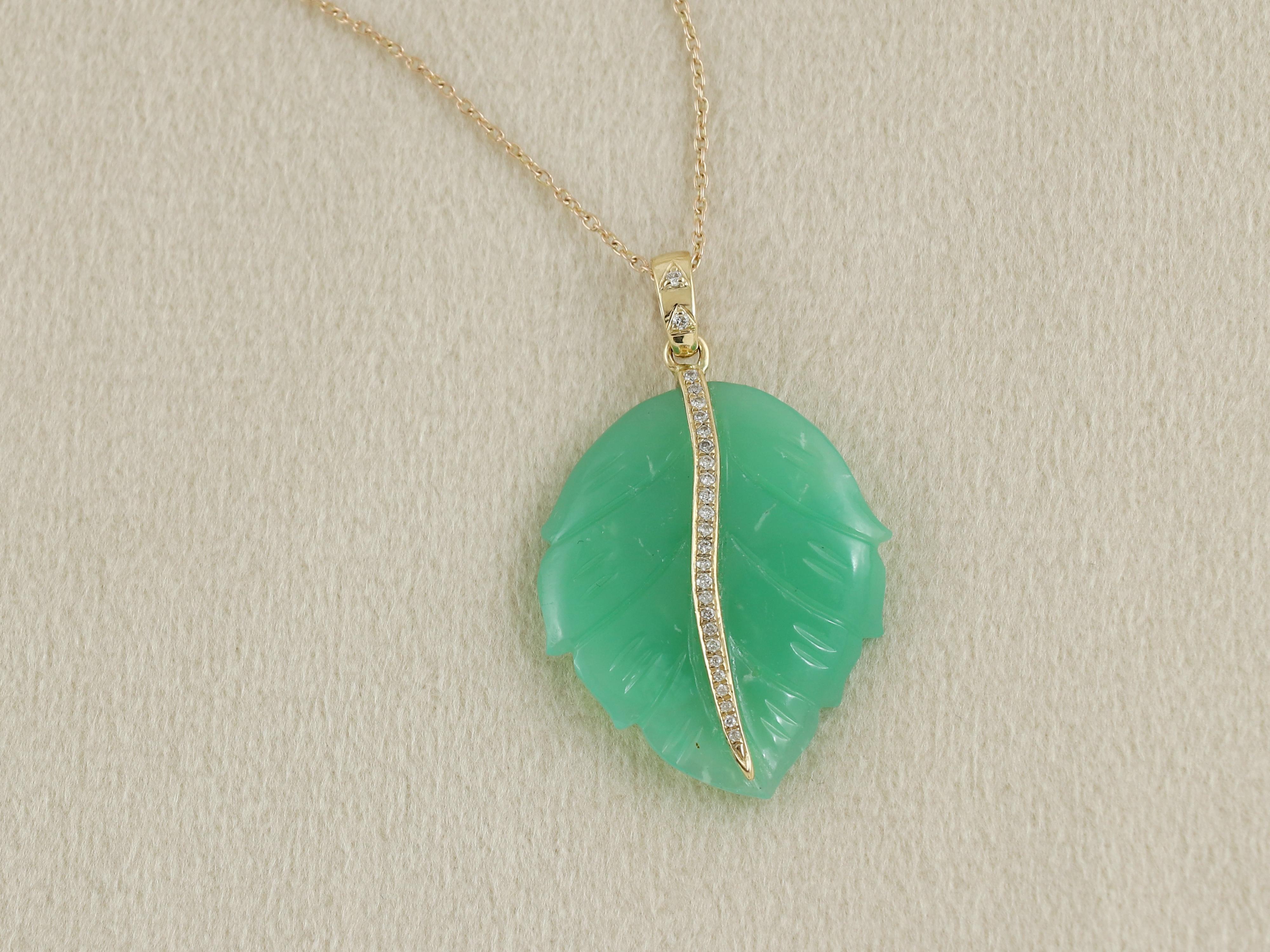 Il crisoprasio verde smeraldo viene modellato in un'elegante foglia dagli abili artigiani di Jaipur, dando vita a un pezzo senza tempo e organico. La vena centrale in oro 18 carati è tempestata di diamanti naturali per uno scintillio discreto. Ogni