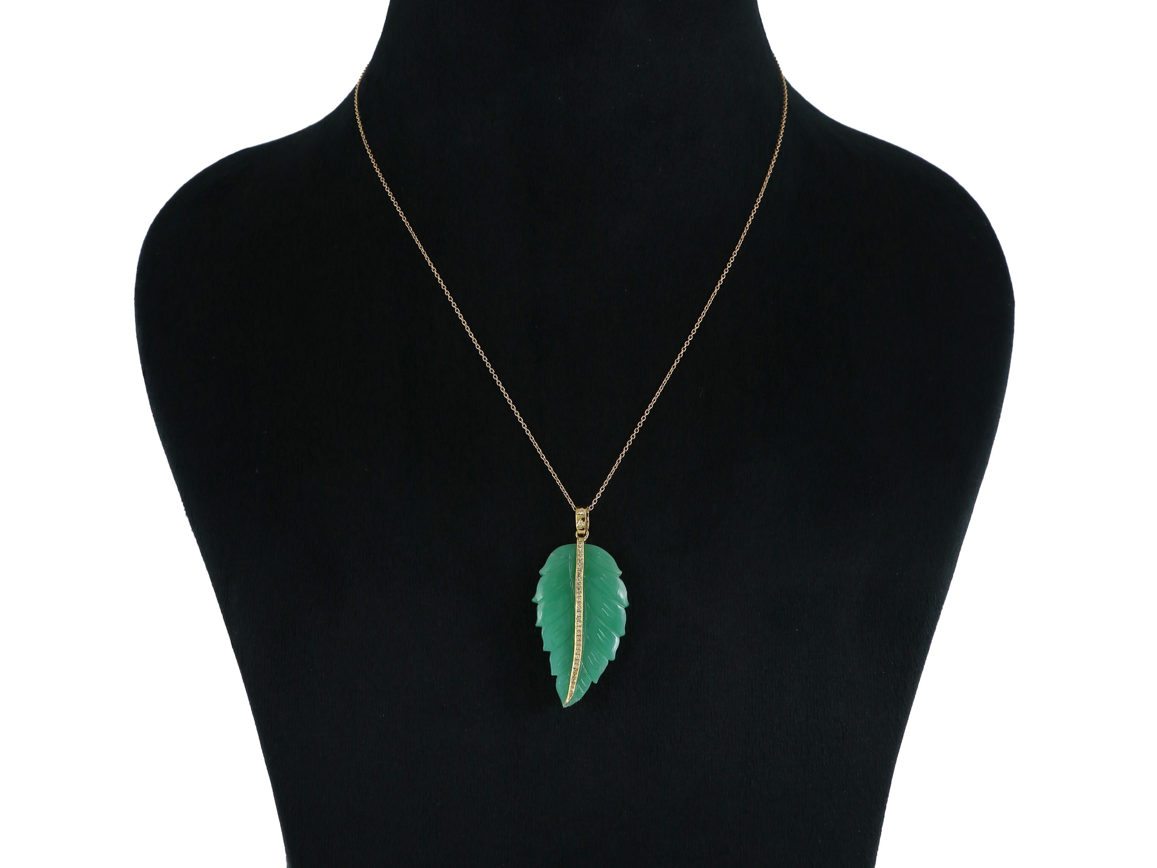 Ciondolo a forma di foglia di crisoprasio verde con diamanti in oro 18 carati In condizioni Nuovo in vendita a Bangkok,, TH