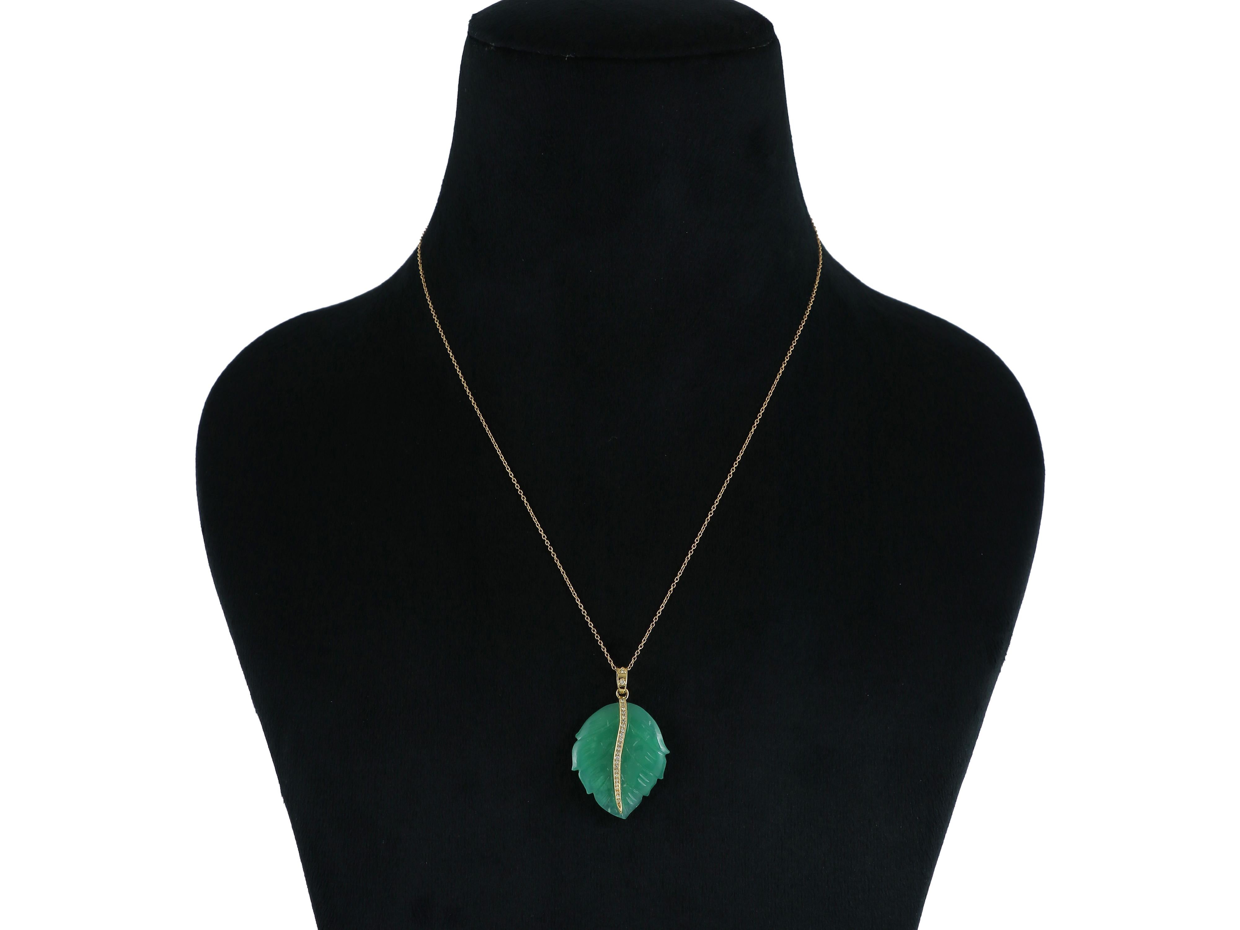 Ciondolo a forma di foglia di crisoprasio verde con diamanti in oro 18 carati in vendita 2