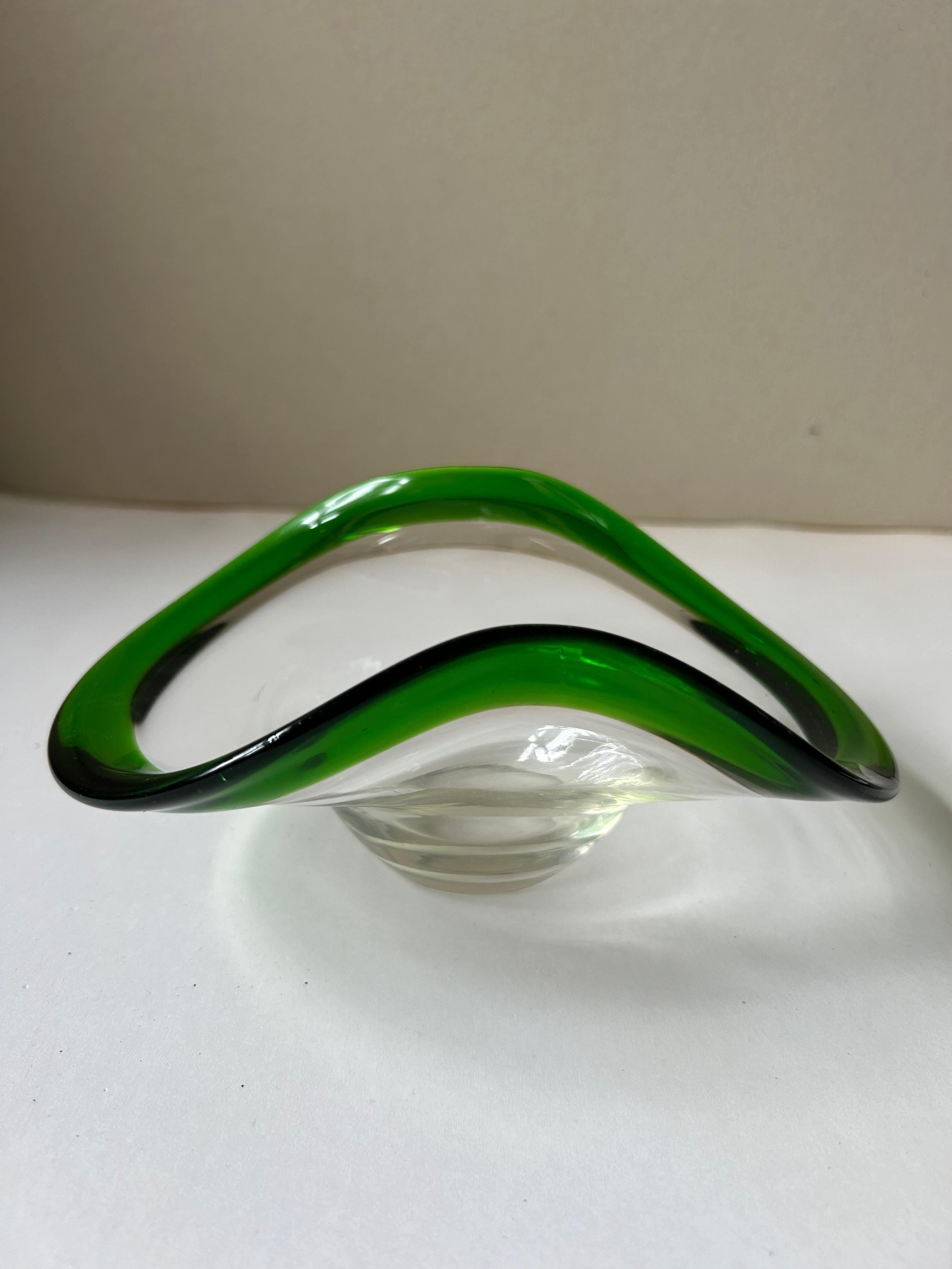 Organic shaped Murano art glass bowl, in clear / green glass, Italy 1960s. 