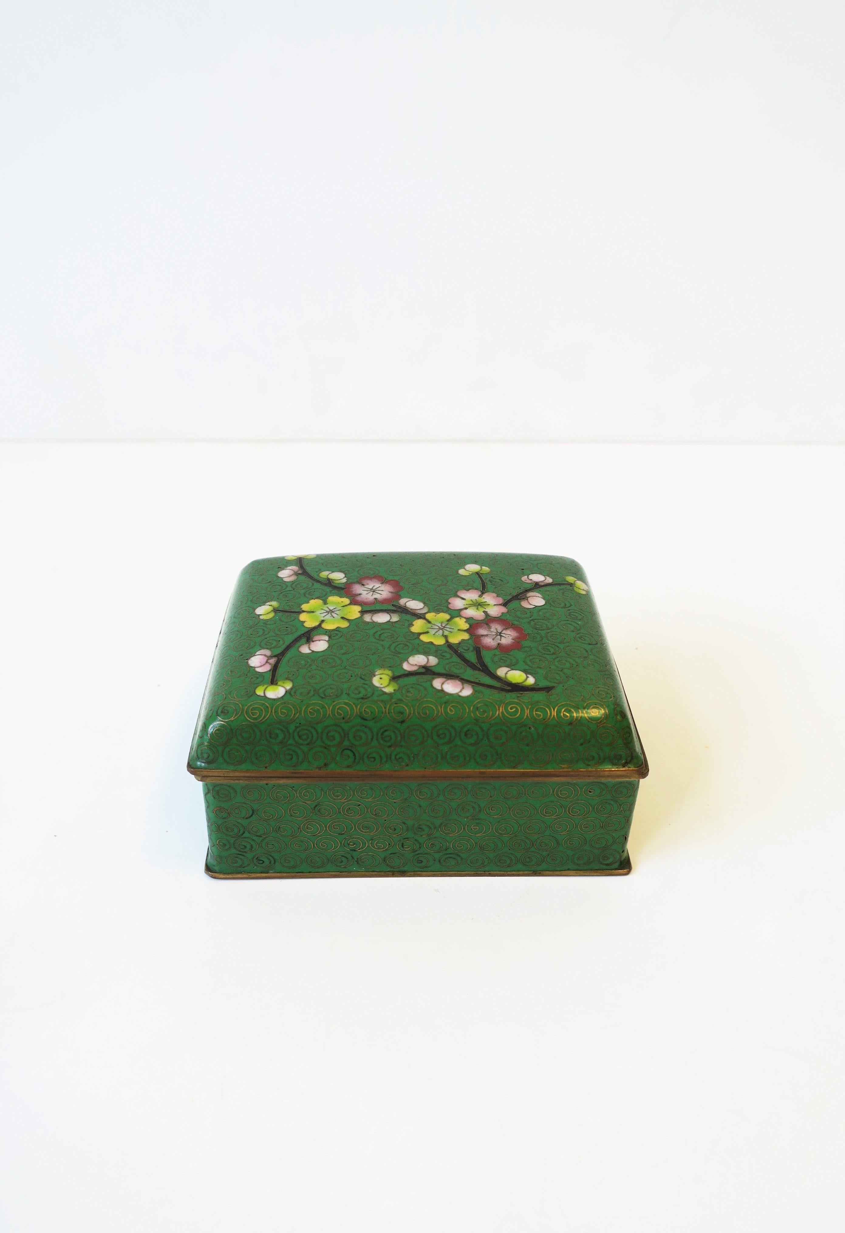 Green Cloisonné Enamel and Brass Jewelry Box In Good Condition For Sale In New York, NY