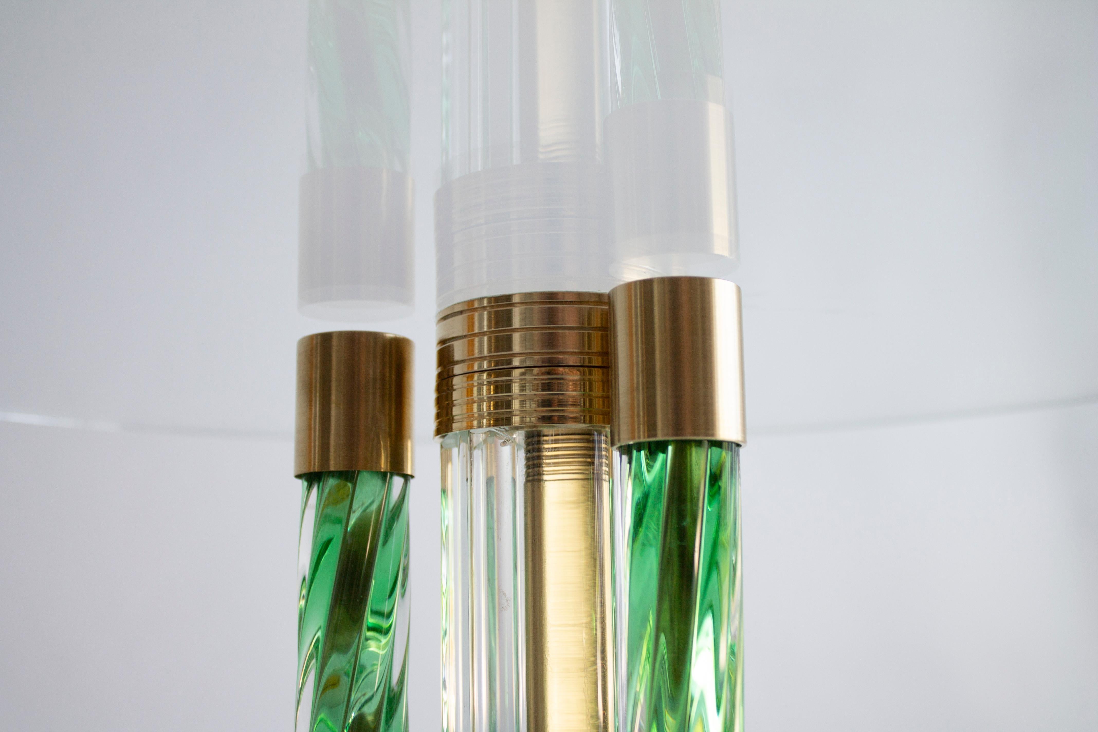 Grüner Couchtisch aus geblasenem Muranoglas und Messingrahmen, Italien, Zeitgenössisch (Handgefertigt) im Angebot