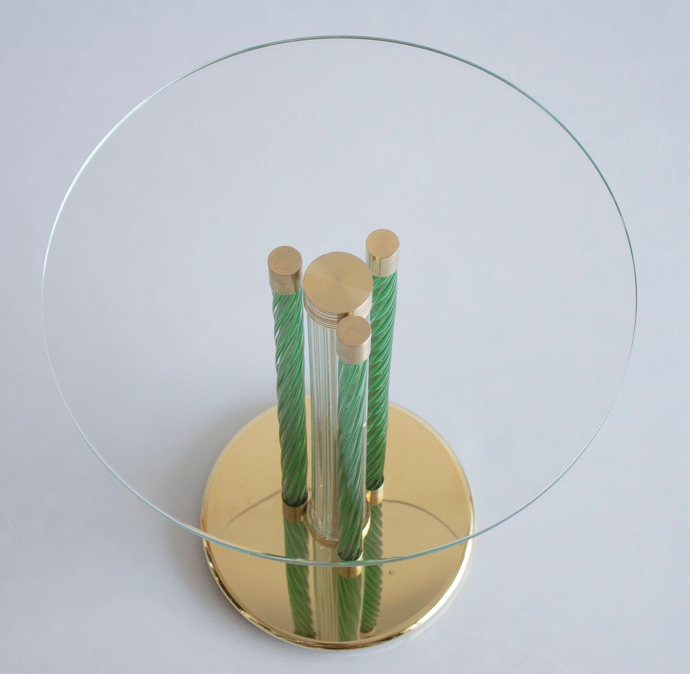 Grüner Couchtisch aus geblasenem Muranoglas und Messingrahmen, Italien, Zeitgenössisch (21. Jahrhundert und zeitgenössisch) im Angebot