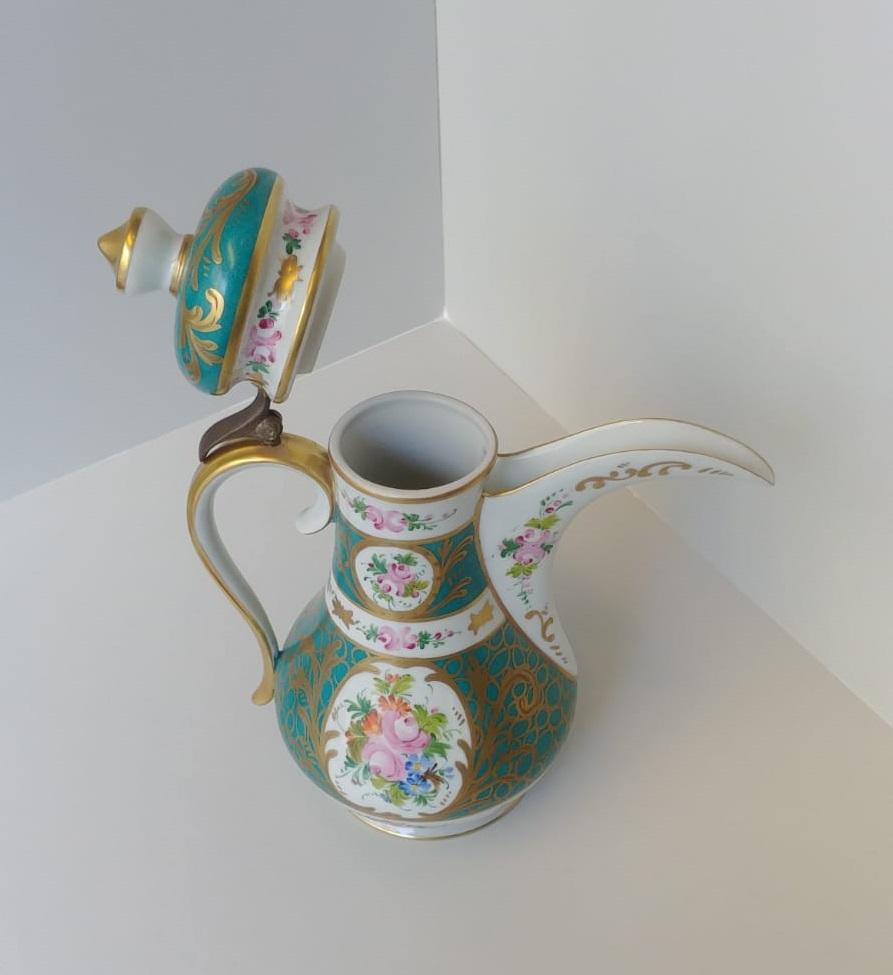 Servizio da caffè verde per sei persone, porcellana Limoges finemente decorata, XX secolo in vendita 2