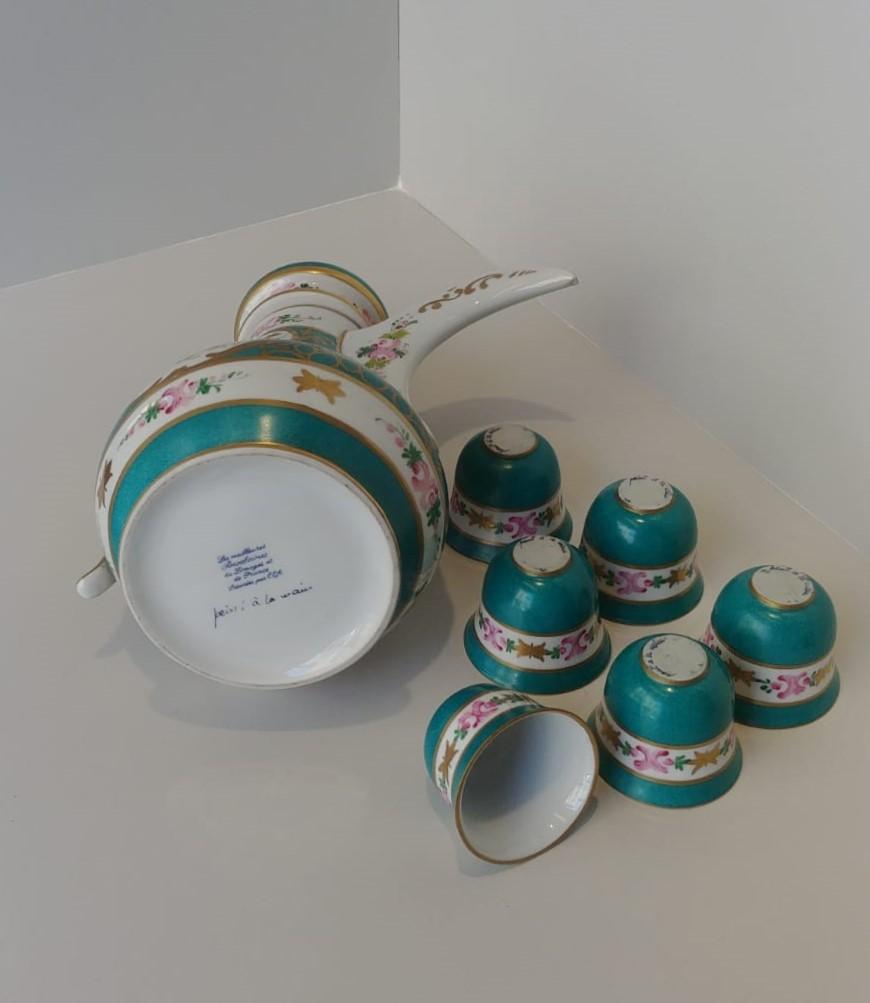 Servizio da caffè verde per sei persone, porcellana Limoges finemente decorata, XX secolo in vendita 3