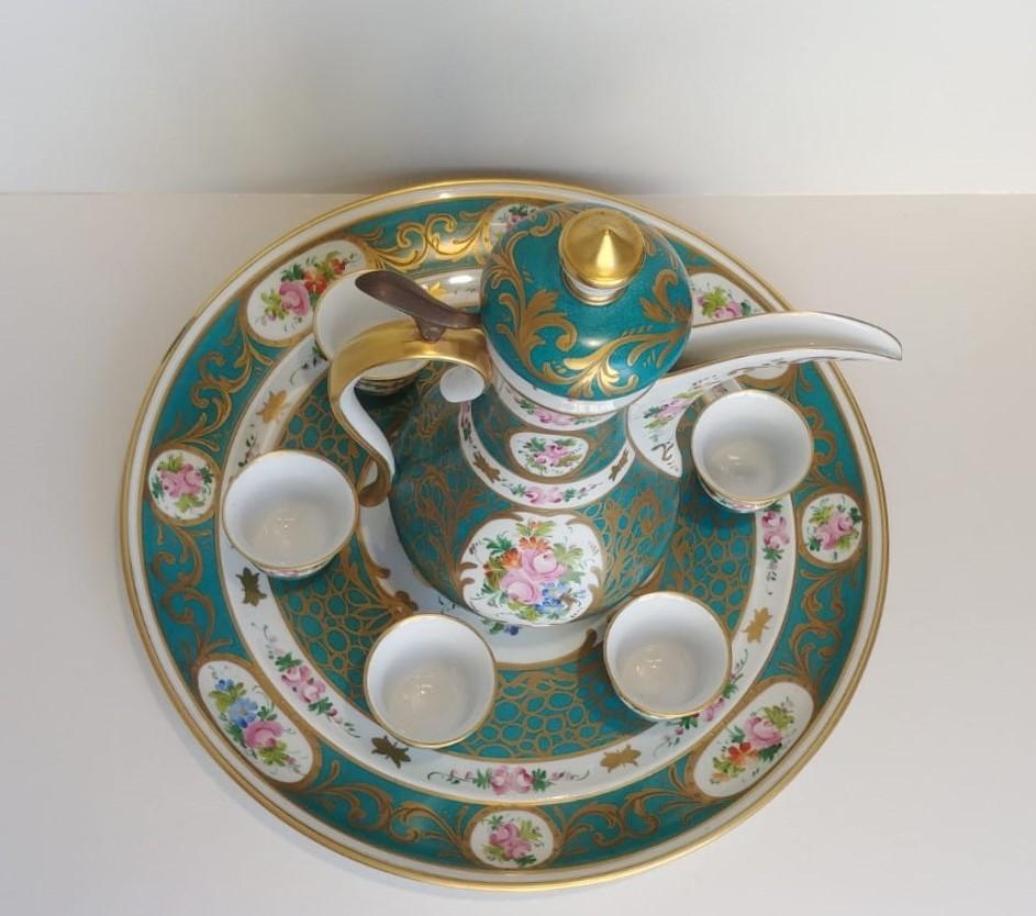 Set da caffè da 8 pezzi composto da 1 piatto, 6 tazze e 1 caffettiera in porcellana firmata Limoges del XX secolo.
Tutti gli elementi sono dipinti a mano con motivi floreali su uno sfondo verde smeraldo intenso in contrasto con decorazioni bianche