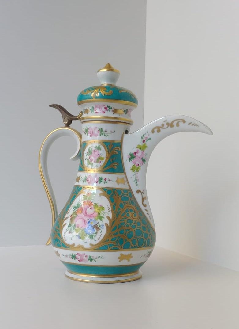 Francese Servizio da caffè verde per sei persone, porcellana Limoges finemente decorata, XX secolo in vendita