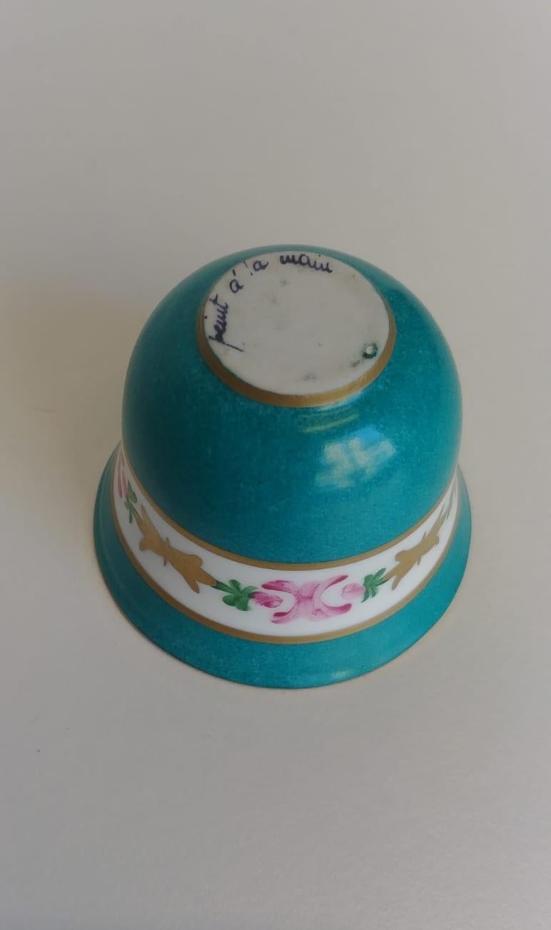 Fatto a mano Servizio da caffè verde per sei persone, porcellana Limoges finemente decorata, XX secolo in vendita